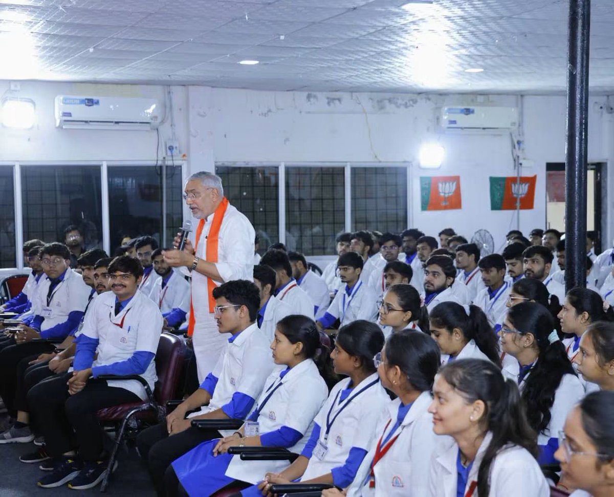 Baldevsinh_BJP's tweet photo. ભાજપા પ્રદેશ અધ્યક્ષ શ્રી જગદીશભાઈ વિશ્વકર્મા સાહેબે આજે શહેરા વિધાનસભાના મોરવા(રેણા) સ્થિત જય જલારામ હોમોયોપેથીક મેડિકલ કોલેજની મુલાકાત લઈ વિદ્યાર્થીઓ સાથે સંવાદ કર્યો હતો.
#One_Day_One_Assembly @iJagdishBJP @MansinghP_BJP @BJP4OBCMorcha https://t.co/oh5egOiwEM