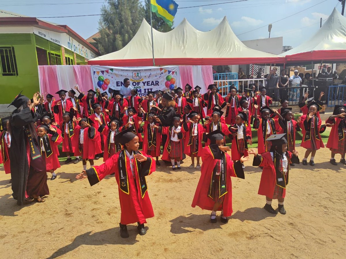 Ijamboryumwana1's tweet photo. #HappeningNow: Abana n'ababyeyi barerera muri ECOLE COEURS JOYEUX  mu Murenge wa Runda mu Karere ka @Kamonyi bari mu birori byo gusoza umwaka w'amashuri.

Ni ishuri rifite ECD, icyiciro cy'amashuri y'incuke n'icy'amashuri abanza. https://t.co/txxyq4uuW8