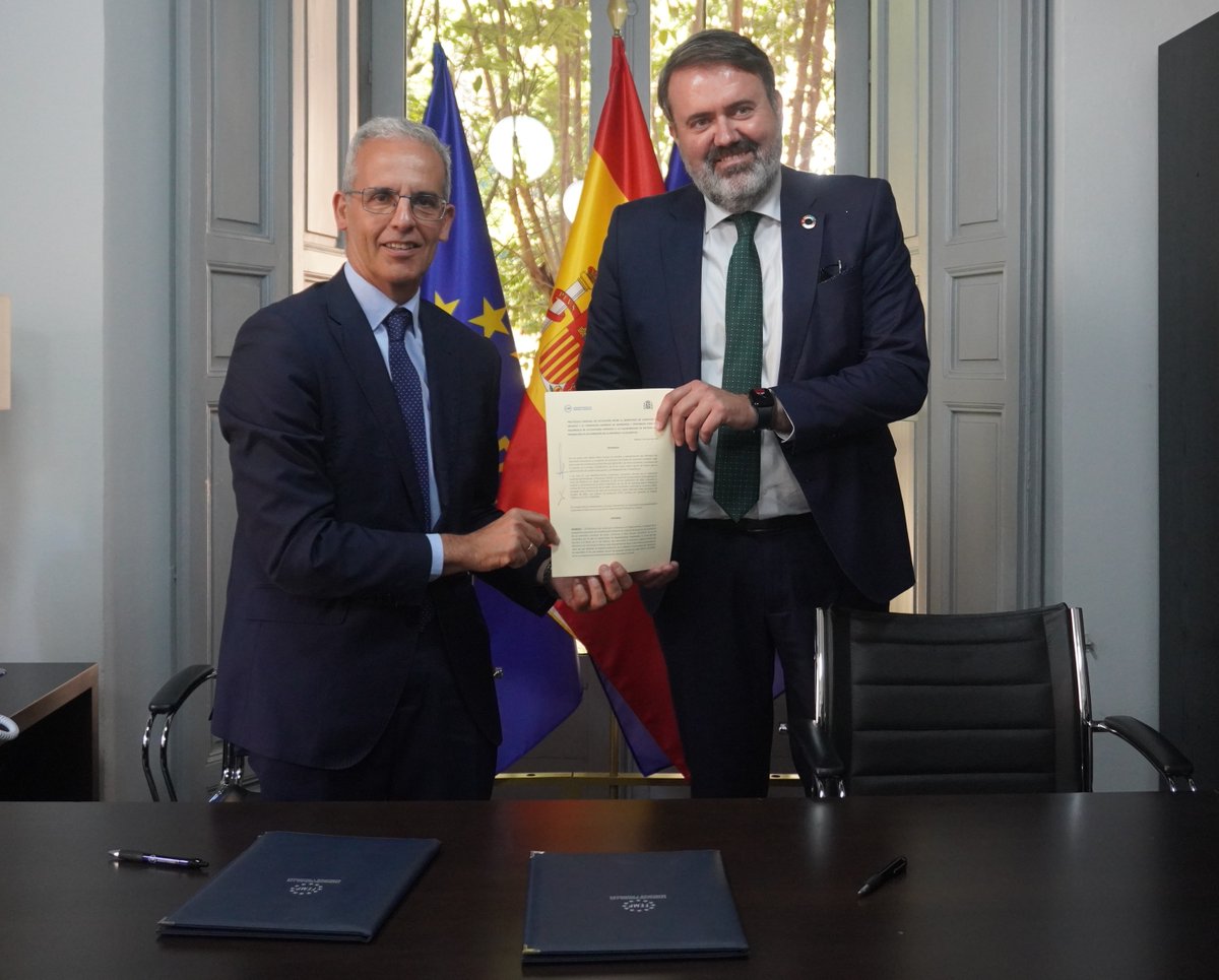 fempcomunica's tweet photo. La federación y el @JuventudInfGob firman un protocolo de actuación para reforzar las políticas públicas de #infancia y #juventud en el ámbito local.

📝El protocolo firmado por @luismsicluna y @rubeperezc establece un marco general de colaboración para impulsar iniciativas conjuntas en materias prioritarias y de interés común.

Este acuerdo permitirá desarrollar iniciativas conjuntas para:
👧 Prevenir la violencia contra la infancia y la adolescencia.
💙 Combatir la pobreza infantil.
📱 Promover entornos digitales más seguros.
🎓 Favorecer la formación, el empleo y la emancipación de las personas jóvenes.

Los #gobiernoslocales son clave para construir oportunidades y proteger derechos de los menores en todos los municipios.

https://t.co/AOTLmz9UzF
