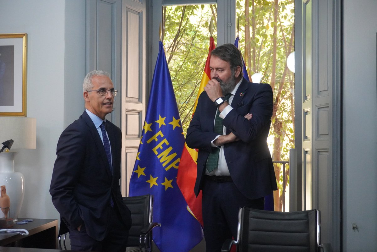 fempcomunica's tweet photo. La federación y el @JuventudInfGob firman un protocolo de actuación para reforzar las políticas públicas de #infancia y #juventud en el ámbito local.

📝El protocolo firmado por @luismsicluna y @rubeperezc establece un marco general de colaboración para impulsar iniciativas conjuntas en materias prioritarias y de interés común.

Este acuerdo permitirá desarrollar iniciativas conjuntas para:
👧 Prevenir la violencia contra la infancia y la adolescencia.
💙 Combatir la pobreza infantil.
📱 Promover entornos digitales más seguros.
🎓 Favorecer la formación, el empleo y la emancipación de las personas jóvenes.

Los #gobiernoslocales son clave para construir oportunidades y proteger derechos de los menores en todos los municipios.

https://t.co/AOTLmz9UzF