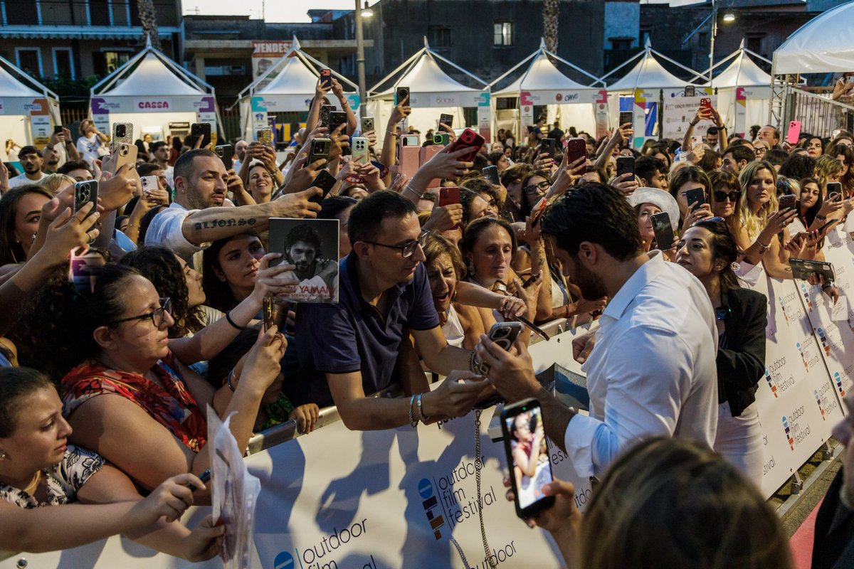 YamanManiaPl's tweet photo. @/outdoorfilmfestival.it • Ig

Ecco altri frame indimenticabili del passaggio di @/canyaman sul red carpet di #OFF2026❤️

La prima giornata del festival non poteva iniziare in modo migliore! 

Un onore averti con noi, Can!🥰

#outdoorfilmfestival #off26 #vivi #redcarpet https://t.co/mDdqmGhEte