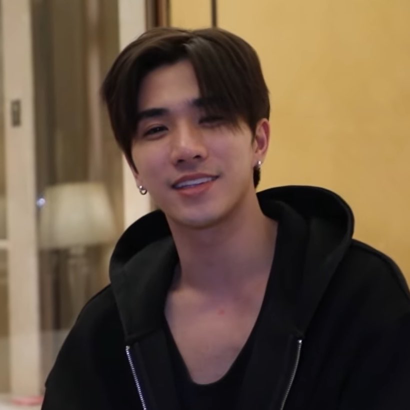 ppbitterie's tweet photo. เพิร์ธ ver.หน้าสดผมไม่เซทฮู้ดดำ 🖤
— คนหล่อของเจ้ โคตรหล่อ โคตรเท่ โคตรชอบ

สเต็กมากก หล่อดิบเท่สะบัดพี่ชายชาวร็อค 🤘🏻🎸 https://t.co/b7MdqE01tB