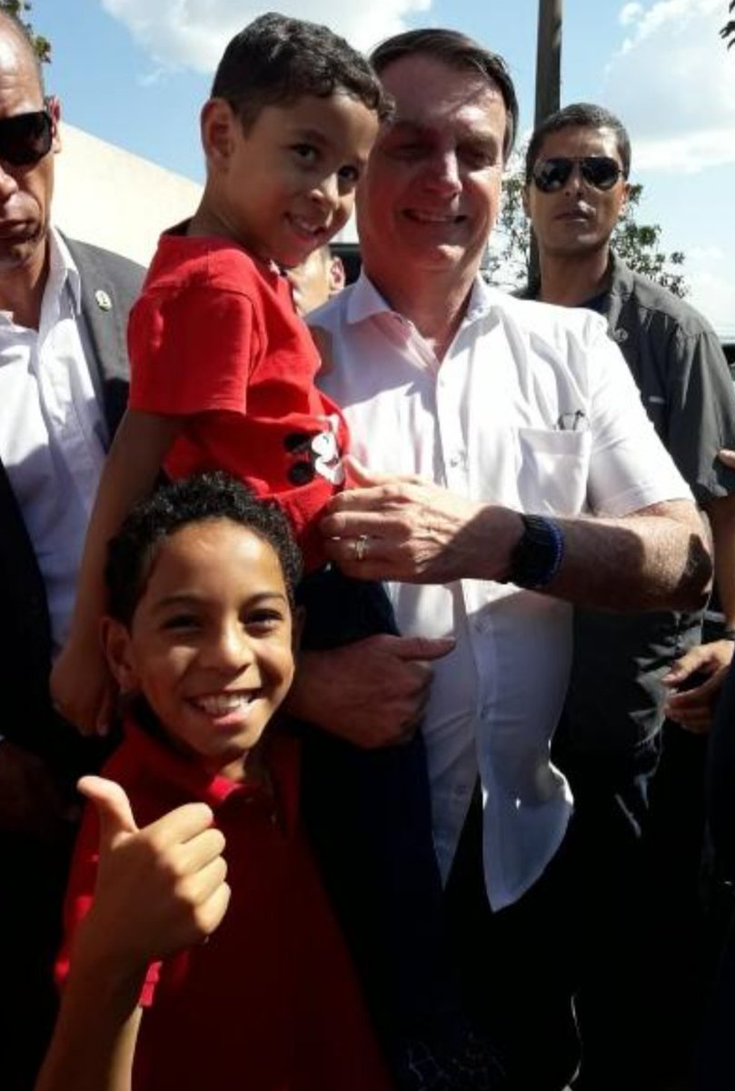 Ajax_Atlas's tweet photo. BOLSONARISTA TIREM SUAS PRÓPRIAS CONCLUSÕES 

- Aquela postagem do Carlos @CarlosBolsonaro  falando que foi visitar o Jair e ele estava sedado, que eles só se falaram 5 min no final do tempo determinado.
- Bolsonaro tentou sozinho mexer na tornozeleira eletrônica.
- A moça que foi retirar a tornozeleira eletrônica dizendo que ele não falava coisa com coisa e parecia abilolado.
- A história da arma retirada sem a anuência dele...
- Flavio relatou que numa visita ele parecia sedado.
- A Michele Firmo querendo emplacar irmão e amigos na política custe o que custar.
 
E por fim....

-O vídeo produzido meticulosamente pela Michele Firmo querendo forçar uma passagem de capital político que ela NUNCA TEVE.

O que tudo isso te diz sobre MICHELE FIRMO  ?