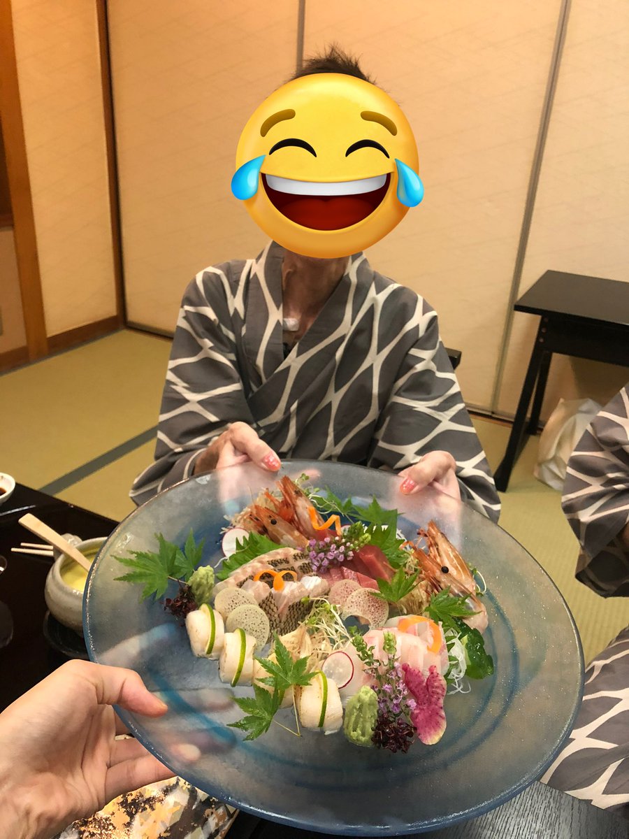 gnz1225's tweet photo. 亡くなる1ヶ月くらい前に行った最後の旅行。今日で丸5年。お刺身2枚食いして、みんなびっくりしてたね🤭宿の人が説明してくれてるのに、説明聞かないで二枚食い。ほんといい思��出。泣けるのに笑える思い出。いつになっ��ら亡くなった事実を受け入れられるんだろうなぁ。 https://t.co/9BZ6KMVvPn