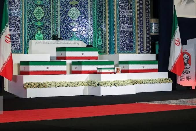 agha_mohamad1_'s tweet photo. برخیز حضرت آقا
مارا تحمل این حال تو نیست
قامت راست کن که قامت ما خمید... https://t.co/X19LZRoEVh