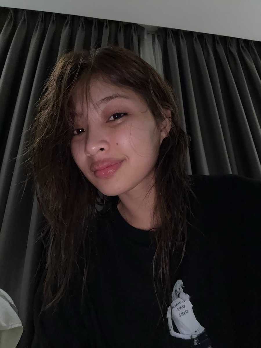 unicols__'s tweet photo. colet outpogi-ing everyone (as usual) with that rosie number one girl shirt 😣😮‍💨 https://t.co/WO6c98TAEa