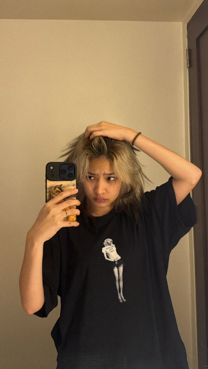 unicols__'s tweet photo. colet outpogi-ing everyone (as usual) with that rosie number one girl shirt 😣😮‍💨 https://t.co/WO6c98TAEa