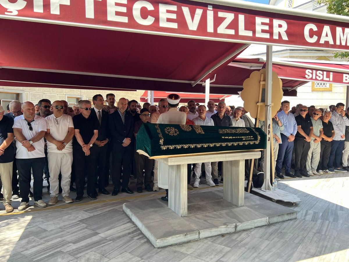 suleymansoylu's tweet photo. Cuma namazının ardından, Şişli İlçe Başkanımız Serkan Polat ile birlikte SİYAD Onursal Başkanı Şevket Tırıl’ı Hakk’a uğurladık.

Merhuma Cenab-ı Allah’tan rahmet; ailesine, yakınlarına ve sevenlerine sabır ve başsağlığı diliyorum.

Rabbim mekânını cennet, makamını âli eylesin. https://t.co/hKxicQYwBs