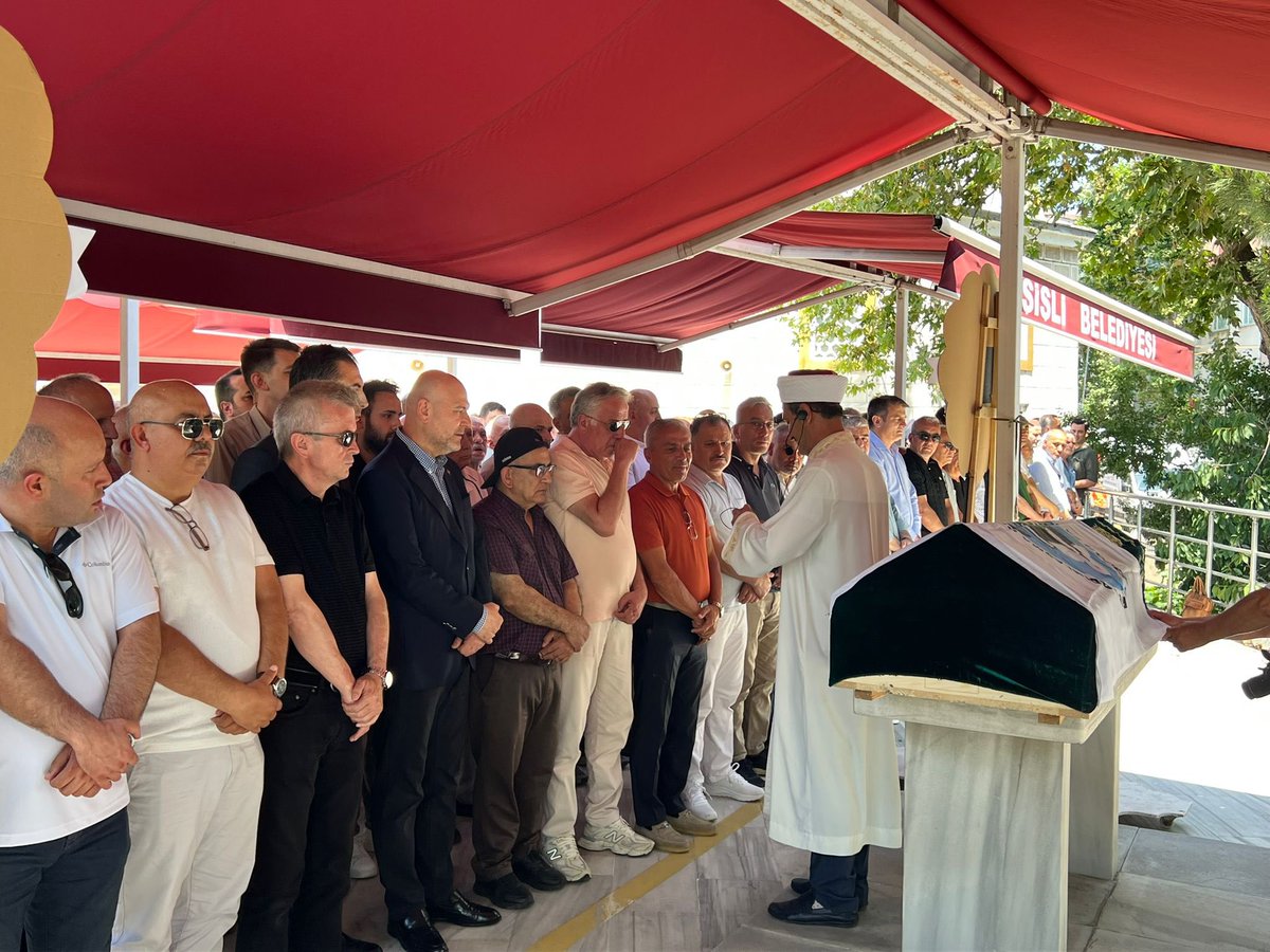 suleymansoylu's tweet photo. Cuma namazının ardından, Şişli İlçe Başkanımız Serkan Polat ile birlikte SİYAD Onursal Başkanı Şevket Tırıl’ı Hakk’a uğurladık.

Merhuma Cenab-ı Allah’tan rahmet; ailesine, yakınlarına ve sevenlerine sabır ve başsağlığı diliyorum.

Rabbim mekânını cennet, makamını âli eylesin. https://t.co/hKxicQYwBs