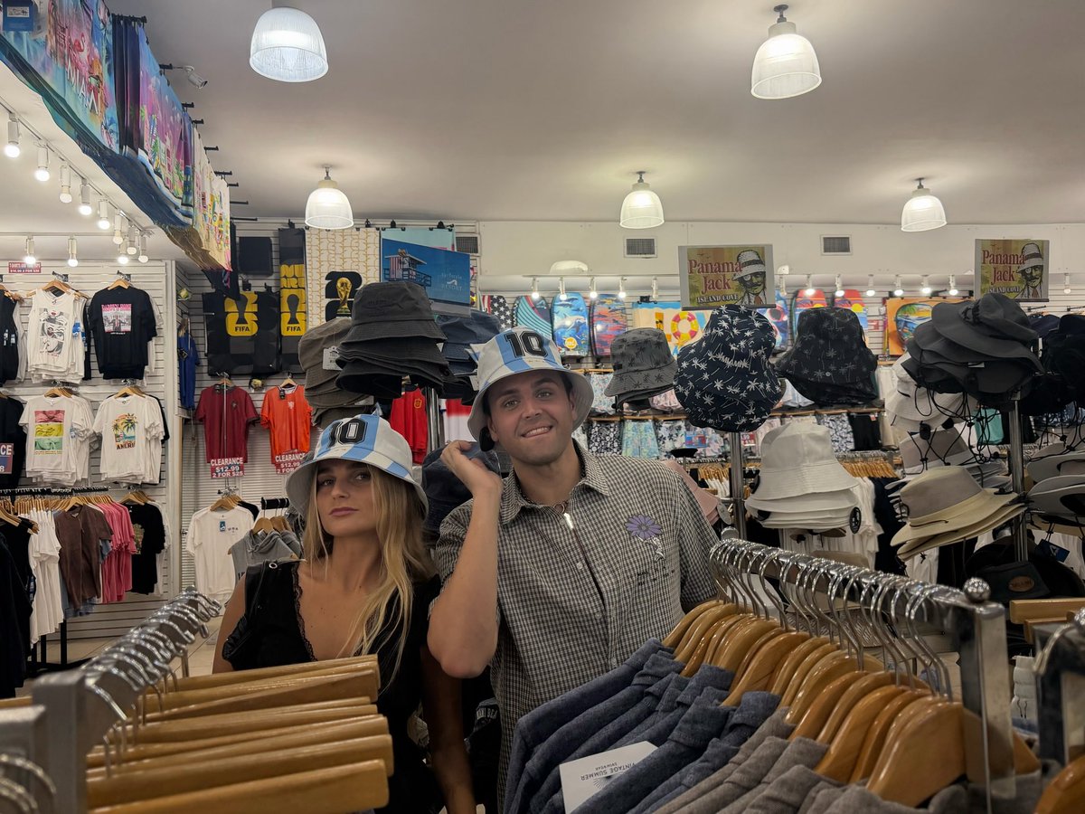 zenereaccess's tweet photo. 📲 IG | Valentina: "girls trip y tomás💌" https://t.co/pxbKSPl0xg
