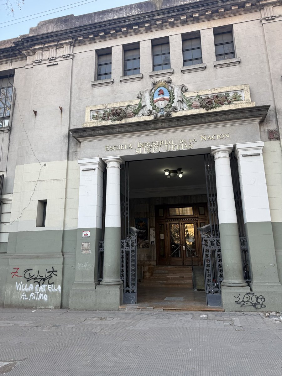 nicolaschillon's tweet photo. #LaPlata Muchas escuelas con problemas de calefacción. Por hoy, ante las temperaturas bajo cero, en varias de ellas se retrasó el horario de ingreso. 
En el Albert Thomas los alumnos ingresan a las 10.00am. https://t.co/74r6qUU1RA