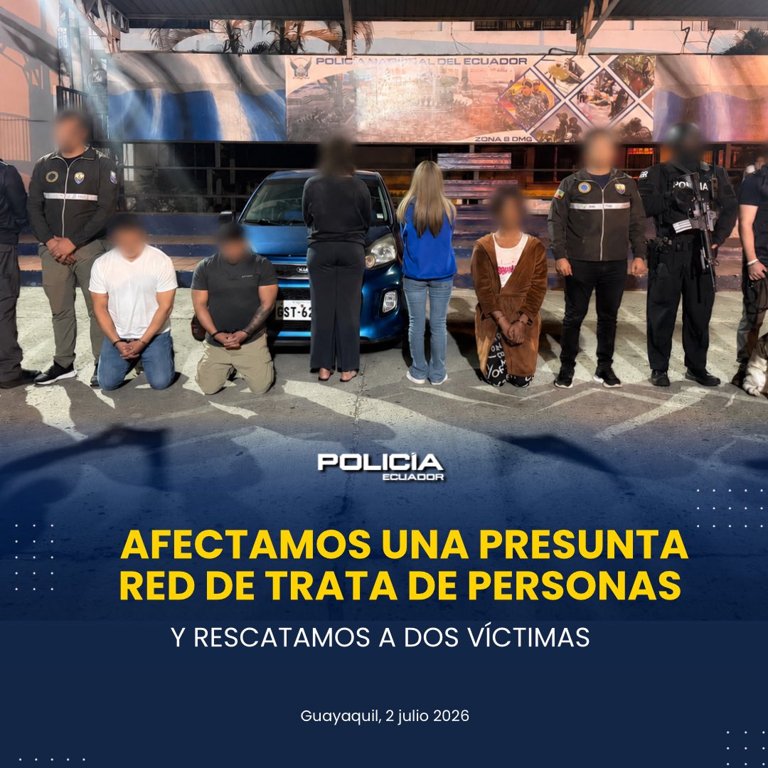 PoliciaEcuador's tweet photo. AFECTAMOS A UNA PRESUNTA RED DE TRATA DE PERSONAS Y RESCATAMOS A DOS MENORES DE EDAD EN EL #DMG

Como resultado de una investigación especializada, la #PolicíaEcuador ejecutó tres allanamientos simultáneos en los sectores de Sauces 8, Samanes y Orquídeas, logrando la detención de cinco presuntos integrantes de una estructura delictiva dedicada a la trata de personas.

Las investigaciones determinaron que la organización captaba adolescentes y mujeres jóvenes mediante falsas ofertas de trabajo y alojamiento para posteriormente trasladarlas a distintos inmuebles, donde presuntamente eran sometidas a explotación sexual a través de amenazas y engaños.

Durante el operativo fueron detenidos tres hombres y dos mujeres, entre ellos alias "JC", presunto líder de la organización, quien registra antecedentes por trata de personas, tráfico de drogas, intimidación y otros delitos relacionados.

#ServirYProtegerConFirmeza
#PolicíaEcuador
#EstrategiaOperacional3D