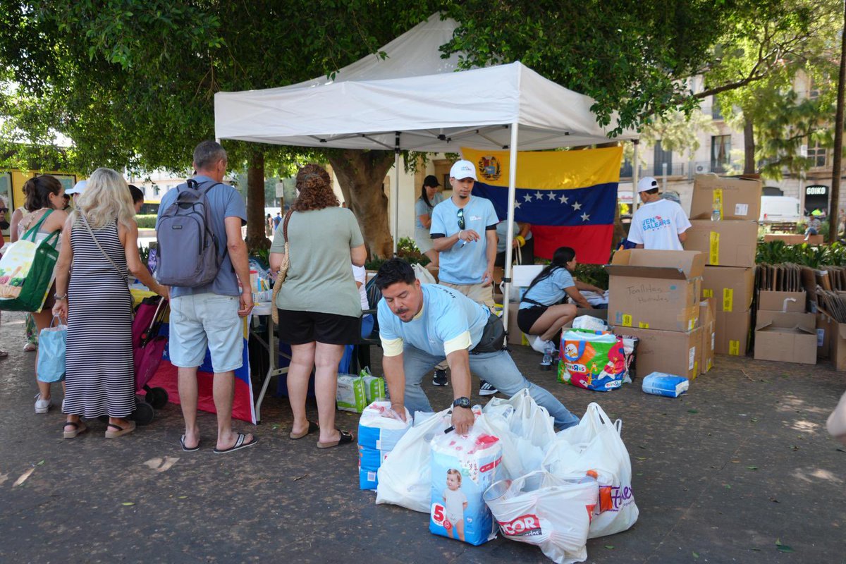 PresidenciaGOIB's tweet photo. 🇻🇪 Cada aportació és una mostra de suport a les persones afectades pels terratrèmols a Veneçuela.

El punt de recollida solidària de la plaça d'Espanya, fruit d'una iniciativa de l'Associació de Veneçolans a les Illes Balears, recull aliments, medicaments, material de primera necessitat i donacions per ajudar les famílies damnificades.

El director general d'Immigració i Cooperació al Desenvolupament, @ManuPavonIB, ha visitat avui el punt de recollida per traslladar el suport del Govern a la comunitat veneçolana, expressar la seva solidaritat amb les famílies afectades i reiterar que el @goib està a la seva disposició per oferir tota la col·laboració necessària.

Gràcies a totes les persones que hi estan col·laborant i fent possible aquesta iniciativa. El punt de recollida romandrà obert avui, a la plaça d'Espanya, de les 9.00 a les 20.00 h.