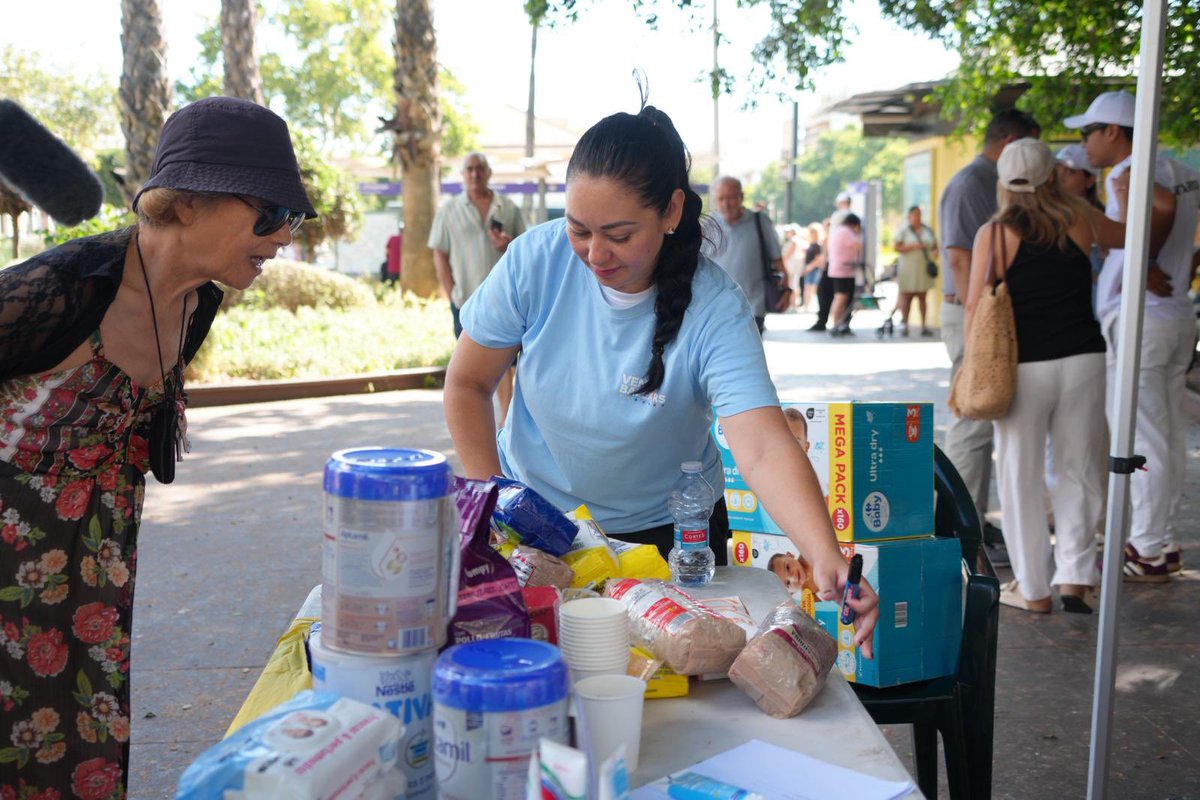 PresidenciaGOIB's tweet photo. 🇻🇪 Cada aportació és una mostra de suport a les persones afectades pels terratrèmols a Veneçuela.

El punt de recollida solidària de la plaça d'Espanya, fruit d'una iniciativa de l'Associació de Veneçolans a les Illes Balears, recull aliments, medicaments, material de primera necessitat i donacions per ajudar les famílies damnificades.

El director general d'Immigració i Cooperació al Desenvolupament, @ManuPavonIB, ha visitat avui el punt de recollida per traslladar el suport del Govern a la comunitat veneçolana, expressar la seva solidaritat amb les famílies afectades i reiterar que el @goib està a la seva disposició per oferir tota la col·laboració necessària.

Gràcies a totes les persones que hi estan col·laborant i fent possible aquesta iniciativa. El punt de recollida romandrà obert avui, a la plaça d'Espanya, de les 9.00 a les 20.00 h.