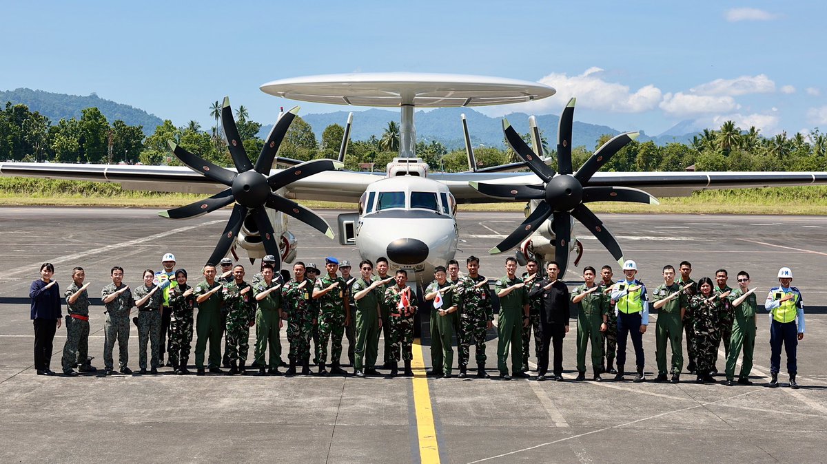 JASDF_PAO_ENG's tweet photo. On July 3, #JASDF E-2D made its first visit in Indonesia. En route to Australia for #SC26, 603 SQ had a SMEE with Indonesian Air Force (TNI AU). 🇯🇵🇮🇩 #JASDF promotes mutual understanding with TNI AU and remain committed to realizing #FOIP . https://t.co/FUiMIch3oN