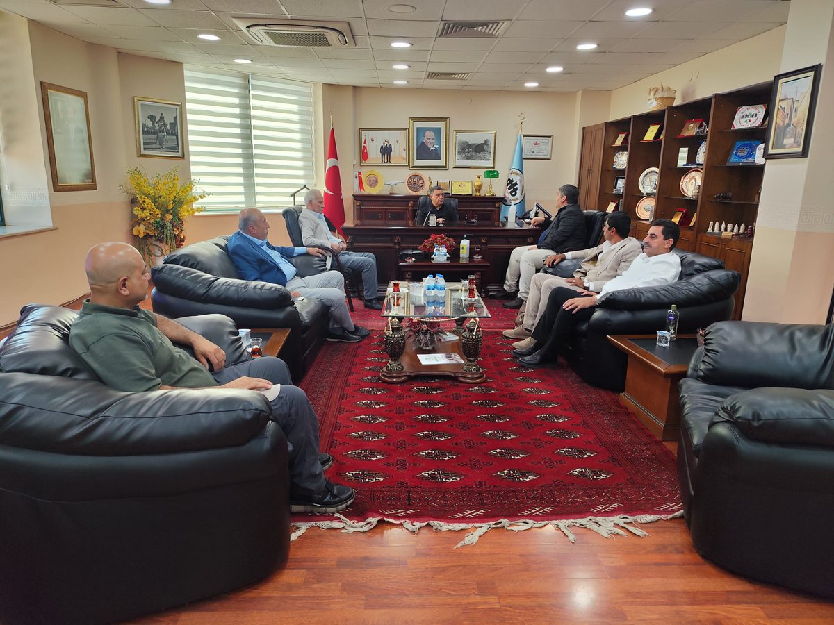 RudawTurkce's tweet photo. 📍 Kürt Milli Platformu'ndan kurum ve kuruluşlara ziyaret

Kürt Milli Platformu, millet olmaktan kaynaklanan temel hakların gündemde tutulması, savunulması ve bu hakların elde edilmesi amacıyla yürüttüğü çalışmalar kapsamında, 30 Haziran-2 Temmuz tarihleri arasında diplomasi temasları gerçekleştirdi

Platformun Diplomasi Komisyonu, üç gün boyunca HAK-PAR, KDP Bakur, DDKD, Diyarbakır Ticaret ve Sanayi Odası, Diyarbakır Esnaf ve Sanatkârlar Odası, Diyarbakır Ticaret Borsası, Diyarbakır Barosu, BAN, Zehra Vakfı, Nubihar, MEDAV, Suffe Vakfı, Selam-Der, Cudi İnisiyatifi, İBV, İsmail Beşikçi, Mezopotamya İslami Araştırmalar Merkezi, GÜNSİAD, DOĞUSİAFED, Melle Süleyman Kurşun Medresesi, Avesta ve Toplumsal Mutabakat Derneği ile çeşitli kanaat önderlerini ziyaret etti

Görüşmelerde, Kürt Milli Platformu'nun amaç ve çalışmaları hakkında bilgi verilirken, mevcut süreç ve Kürtlerin bu süreçte nasıl bir rol üstlenmesi gerektiği konusunda görüş alışverişinde bulunuldu

🤝 Platform adına ziyaretlere Diplomasi Komisyonu üyeleri Baha Mutlu, Dr. Seyfettin Neslinebi, Osman Karavil, Yusuf Ziya Döğer, M. Said Öztürk, Feyzi Alkan ve Av. Hüseyin Kaya katıldı