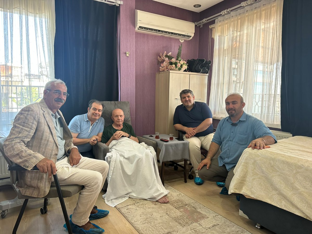 RudawTurkce's tweet photo. 📍 Kürt Milli Platformu'ndan kurum ve kuruluşlara ziyaret

Kürt Milli Platformu, millet olmaktan kaynaklanan temel hakların gündemde tutulması, savunulması ve bu hakların elde edilmesi amacıyla yürüttüğü çalışmalar kapsamında, 30 Haziran-2 Temmuz tarihleri arasında diplomasi temasları gerçekleştirdi

Platformun Diplomasi Komisyonu, üç gün boyunca HAK-PAR, KDP Bakur, DDKD, Diyarbakır Ticaret ve Sanayi Odası, Diyarbakır Esnaf ve Sanatkârlar Odası, Diyarbakır Ticaret Borsası, Diyarbakır Barosu, BAN, Zehra Vakfı, Nubihar, MEDAV, Suffe Vakfı, Selam-Der, Cudi İnisiyatifi, İBV, İsmail Beşikçi, Mezopotamya İslami Araştırmalar Merkezi, GÜNSİAD, DOĞUSİAFED, Melle Süleyman Kurşun Medresesi, Avesta ve Toplumsal Mutabakat Derneği ile çeşitli kanaat önderlerini ziyaret etti

Görüşmelerde, Kürt Milli Platformu'nun amaç ve çalışmaları hakkında bilgi verilirken, mevcut süreç ve Kürtlerin bu süreçte nasıl bir rol üstlenmesi gerektiği konusunda görüş alışverişinde bulunuldu

🤝 Platform adına ziyaretlere Diplomasi Komisyonu üyeleri Baha Mutlu, Dr. Seyfettin Neslinebi, Osman Karavil, Yusuf Ziya Döğer, M. Said Öztürk, Feyzi Alkan ve Av. Hüseyin Kaya katıldı