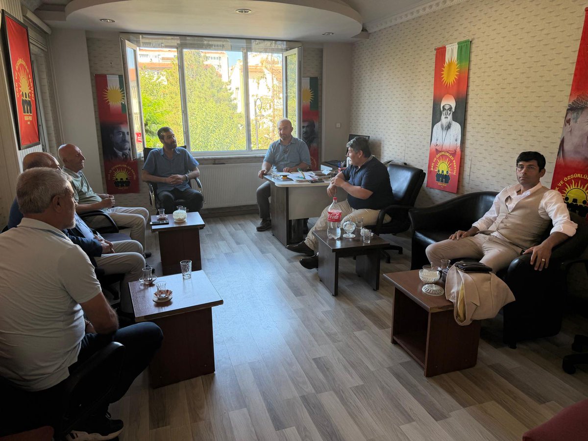 RudawTurkce's tweet photo. 📍 Kürt Milli Platformu'ndan kurum ve kuruluşlara ziyaret

Kürt Milli Platformu, millet olmaktan kaynaklanan temel hakların gündemde tutulması, savunulması ve bu hakların elde edilmesi amacıyla yürüttüğü çalışmalar kapsamında, 30 Haziran-2 Temmuz tarihleri arasında diplomasi temasları gerçekleştirdi

Platformun Diplomasi Komisyonu, üç gün boyunca HAK-PAR, KDP Bakur, DDKD, Diyarbakır Ticaret ve Sanayi Odası, Diyarbakır Esnaf ve Sanatkârlar Odası, Diyarbakır Ticaret Borsası, Diyarbakır Barosu, BAN, Zehra Vakfı, Nubihar, MEDAV, Suffe Vakfı, Selam-Der, Cudi İnisiyatifi, İBV, İsmail Beşikçi, Mezopotamya İslami Araştırmalar Merkezi, GÜNSİAD, DOĞUSİAFED, Melle Süleyman Kurşun Medresesi, Avesta ve Toplumsal Mutabakat Derneği ile çeşitli kanaat önderlerini ziyaret etti

Görüşmelerde, Kürt Milli Platformu'nun amaç ve çalışmaları hakkında bilgi verilirken, mevcut süreç ve Kürtlerin bu süreçte nasıl bir rol üstlenmesi gerektiği konusunda görüş alışverişinde bulunuldu

🤝 Platform adına ziyaretlere Diplomasi Komisyonu üyeleri Baha Mutlu, Dr. Seyfettin Neslinebi, Osman Karavil, Yusuf Ziya Döğer, M. Said Öztürk, Feyzi Alkan ve Av. Hüseyin Kaya katıldı