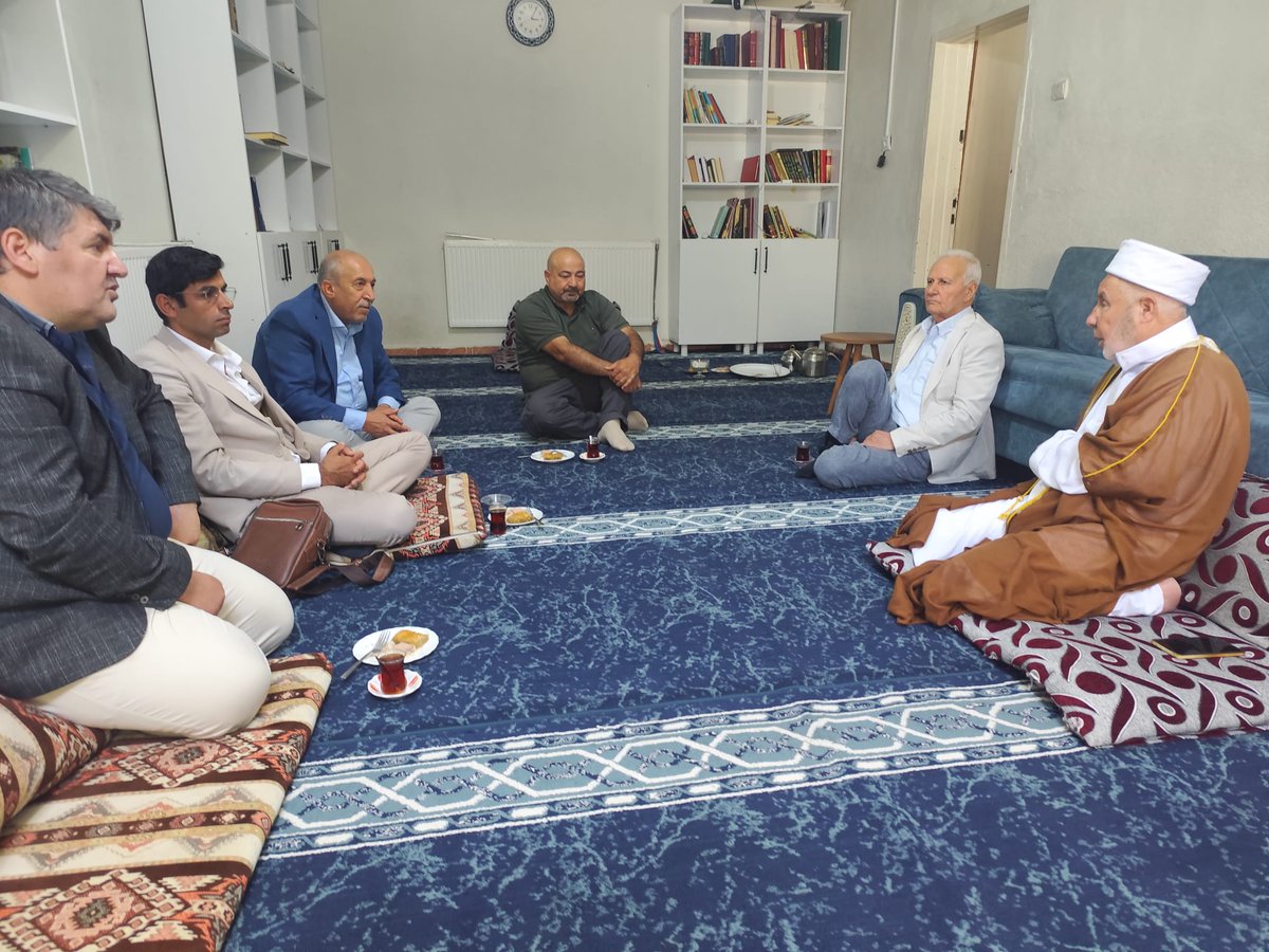 RudawTurkce's tweet photo. 📍 Kürt Milli Platformu'ndan kurum ve kuruluşlara ziyaret

Kürt Milli Platformu, millet olmaktan kaynaklanan temel hakların gündemde tutulması, savunulması ve bu hakların elde edilmesi amacıyla yürüttüğü çalışmalar kapsamında, 30 Haziran-2 Temmuz tarihleri arasında diplomasi temasları gerçekleştirdi

Platformun Diplomasi Komisyonu, üç gün boyunca HAK-PAR, KDP Bakur, DDKD, Diyarbakır Ticaret ve Sanayi Odası, Diyarbakır Esnaf ve Sanatkârlar Odası, Diyarbakır Ticaret Borsası, Diyarbakır Barosu, BAN, Zehra Vakfı, Nubihar, MEDAV, Suffe Vakfı, Selam-Der, Cudi İnisiyatifi, İBV, İsmail Beşikçi, Mezopotamya İslami Araştırmalar Merkezi, GÜNSİAD, DOĞUSİAFED, Melle Süleyman Kurşun Medresesi, Avesta ve Toplumsal Mutabakat Derneği ile çeşitli kanaat önderlerini ziyaret etti

Görüşmelerde, Kürt Milli Platformu'nun amaç ve çalışmaları hakkında bilgi verilirken, mevcut süreç ve Kürtlerin bu süreçte nasıl bir rol üstlenmesi gerektiği konusunda görüş alışverişinde bulunuldu

🤝 Platform adına ziyaretlere Diplomasi Komisyonu üyeleri Baha Mutlu, Dr. Seyfettin Neslinebi, Osman Karavil, Yusuf Ziya Döğer, M. Said Öztürk, Feyzi Alkan ve Av. Hüseyin Kaya katıldı