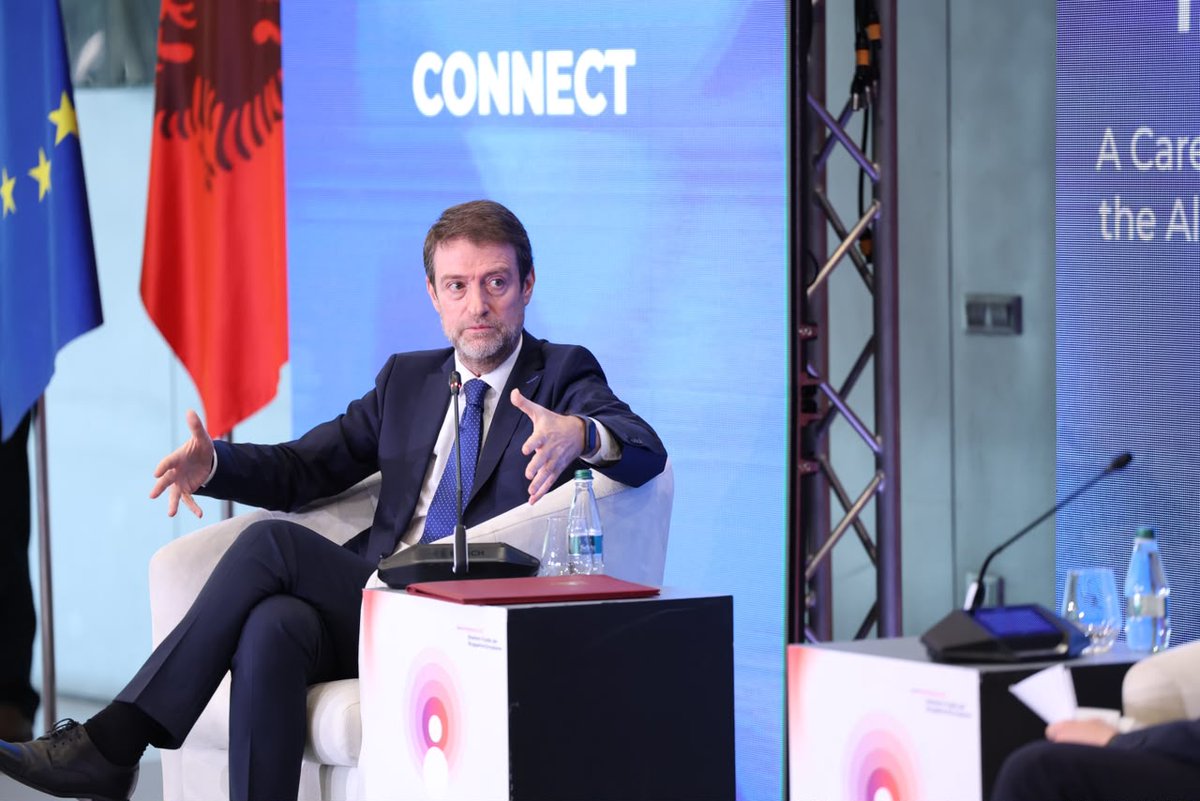HoxhaFer's tweet photo. 🇦🇱🇪🇺 Ishte një kënaqësi e veçantë t'i bashkohesha Edicionit të III-të të Javës së Administratës Publike, organizuar nën kujdesin e koleges, Ministres @APirdeni, në panelin tematik "Karriera pa kufij: Administrata shqiptare më pranë Brukselit". E thënë ndryshe, shërbimi publik që duam. 

📌 Në zemër të këtij procesit transformativ të zhvillimit qëndron një e vërtetë e thjeshtë: një shtet është aq i fortë dhe i përgjegjshëm sa është funksionale dhe e aftë administrata e tij. Vetëm një #administratë profesionale, me integritet dhe e qëndrueshme, mund të garantojë zbatimin e reformave, shërbimin cilësor ndaj publikut dhe realizimin e objektivave strategjikë të vendit.

📌 Shqipëria ka bërë hapa të rëndësishëm në modernizimin e administratës publike, duke ndërtuar një sistem gjithnjë e më të bazuar në meritë, profesionalizëm dhe përgjegjshmëri. Megjithatë, ky nuk është një proces me një pikë mbërritjeje. Përkundrazi, ai bëhet edhe më kërkues ndërsa avancojmë në rrugën drejt anëtarësimit në Bashkimin #Evropian.

📌 Anëtarësimi në BE është proces që ndërtohet hap pas hapi, përmes vullnetit politik, përmes institucioneve të forta, por edhe praktikave të mira administrative dhe, mbi të gjitha, përmes njerëzve që punojnë çdo ditë në shërbim të qytetarëve. Prandaj, sot mund të themi me bindje se administrata publike shqiptare është në një proces të thellë transformimi evropian. 

📌 Gjatë procesit të #negociatave është krijuar një brez i ri nëpunësish publikë me ekspertizë të specializuar mbi acquis communautaire, metodologjinë e zgjerimit dhe koordinimin ndërinstitucional. Ky kapital njerëzor përfaqëson sot me njnjë nga asetet më të çmuara të shtetit shqiptar. Shqiptarët kanë arsye të jenë krenarë për skuadrën e tyre evropiane, për ekipin negociator dhe për administratën që ka dëshmuar se zotëron jo vetëm kapacitetet profesionale, por edhe besueshmërinë për të çuar përpara një proces kaq kompleks dhe vendimtar për të ardhmen e vendit. 

📌 Ndërsa i afrohemi anëtarësimit, administrata jonë duhet të punojë çdo ditë me mendësinë e një administrate të një shteti anëtar. Kjo do të thotë më shumë #profesionalizëm, më shumë përgjegjësi dhe një kulturë institucionale që kupton se nesër do të kemi detyrën të mbrojmë jo vetëm interesat kombëtare të #Shqipërisë, por edhe interesin e përbashkët evropian, si pjesë e procesit të vendimmarrjes në Bashkimin Evropian.

📌 Kjo kërkon edhe një evolucion të vazhdueshëm të mënyrës se si funksionon administrata jonë: metoda pune më bashkëpunuese dhe më ndërvepruese, institucione që ndajnë ekspertizën dhe përgjegjësinë, si dhe një sistem rekrutimi dhe zhvillimi në karrierë gjithnjë e më të bazuar në meritë. Vlerësimi i performancës duhet të mbështetet në kritere objektive dhe të matshme, ndërsa puna dhe përkushtimi i nëpunësve publikë duhet të marrin edhe vlerësimin dhe mirënjohjen që meritojnë nga shoqëria.

📌 Një administratë moderne nuk ndërtohet vetëm për ditën e anëtarësimit. Ajo ndërtohet që sot, me standardet, kulturën dhe përgjegjësinë e një vendi që e sheh veten jo vetëm në prag të Bashkimit Evropian, por tashmë pjesë të hapësirës së tij institucionale dhe të vlerave që ai përfaqëson.

📌 Në këtë kuadër, edhe shërbimi #konsullor, si pjesë integrale e shërbimit publik, do të vazhdojë të transformohet, të përmirësohet, në përputhje me standardet më të mira evropiane, për të garantuar në çdo kohë shërbime më cilësore, më të shpejta, më efikase dhe sa më pranë qytetarëve. Njëkohësisht, ai do të forcojë më tej përfaqësimin dinjitoz të #Shqipërisë dhe mbrojtjen e të drejtave dhe interesave të qytetarëve shqiptarë jashtë vendit.

#Shqipëria2030