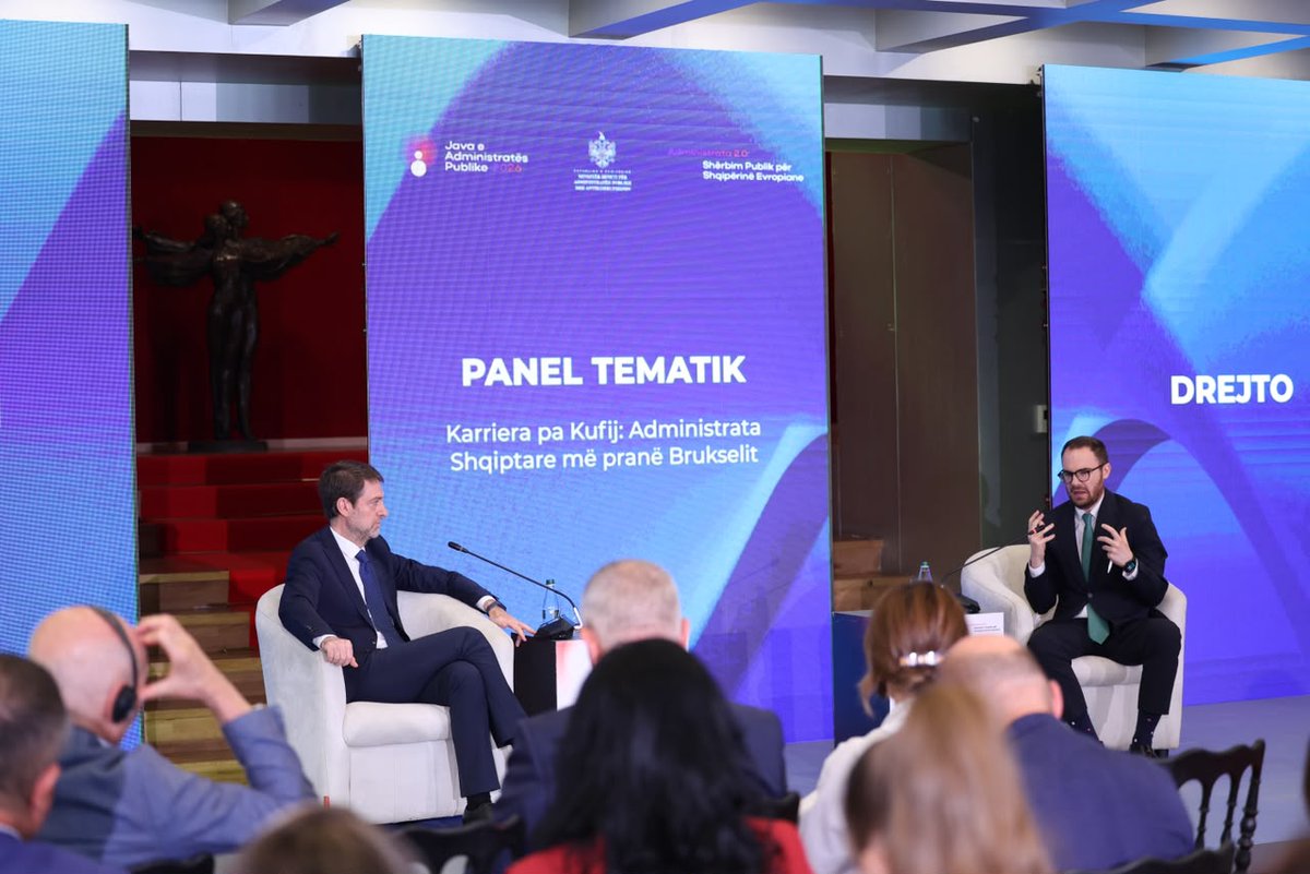 HoxhaFer's tweet photo. 🇦🇱🇪🇺 Ishte një kënaqësi e veçantë t'i bashkohesha Edicionit të III-të të Javës së Administratës Publike, organizuar nën kujdesin e koleges, Ministres @APirdeni, në panelin tematik "Karriera pa kufij: Administrata shqiptare më pranë Brukselit". E thënë ndryshe, shërbimi publik që duam. 

📌 Në zemër të këtij procesit transformativ të zhvillimit qëndron një e vërtetë e thjeshtë: një shtet është aq i fortë dhe i përgjegjshëm sa është funksionale dhe e aftë administrata e tij. Vetëm një #administratë profesionale, me integritet dhe e qëndrueshme, mund të garantojë zbatimin e reformave, shërbimin cilësor ndaj publikut dhe realizimin e objektivave strategjikë të vendit.

📌 Shqipëria ka bërë hapa të rëndësishëm në modernizimin e administratës publike, duke ndërtuar një sistem gjithnjë e më të bazuar në meritë, profesionalizëm dhe përgjegjshmëri. Megjithatë, ky nuk është një proces me një pikë mbërritjeje. Përkundrazi, ai bëhet edhe më kërkues ndërsa avancojmë në rrugën drejt anëtarësimit në Bashkimin #Evropian.

📌 Anëtarësimi në BE është proces që ndërtohet hap pas hapi, përmes vullnetit politik, përmes institucioneve të forta, por edhe praktikave të mira administrative dhe, mbi të gjitha, përmes njerëzve që punojnë çdo ditë në shërbim të qytetarëve. Prandaj, sot mund të themi me bindje se administrata publike shqiptare është në një proces të thellë transformimi evropian. 

📌 Gjatë procesit të #negociatave është krijuar një brez i ri nëpunësish publikë me ekspertizë të specializuar mbi acquis communautaire, metodologjinë e zgjerimit dhe koordinimin ndërinstitucional. Ky kapital njerëzor përfaqëson sot me njnjë nga asetet më të çmuara të shtetit shqiptar. Shqiptarët kanë arsye të jenë krenarë për skuadrën e tyre evropiane, për ekipin negociator dhe për administratën që ka dëshmuar se zotëron jo vetëm kapacitetet profesionale, por edhe besueshmërinë për të çuar përpara një proces kaq kompleks dhe vendimtar për të ardhmen e vendit. 

📌 Ndërsa i afrohemi anëtarësimit, administrata jonë duhet të punojë çdo ditë me mendësinë e një administrate të një shteti anëtar. Kjo do të thotë më shumë #profesionalizëm, më shumë përgjegjësi dhe një kulturë institucionale që kupton se nesër do të kemi detyrën të mbrojmë jo vetëm interesat kombëtare të #Shqipërisë, por edhe interesin e përbashkët evropian, si pjesë e procesit të vendimmarrjes në Bashkimin Evropian.

📌 Kjo kërkon edhe një evolucion të vazhdueshëm të mënyrës se si funksionon administrata jonë: metoda pune më bashkëpunuese dhe më ndërvepruese, institucione që ndajnë ekspertizën dhe përgjegjësinë, si dhe një sistem rekrutimi dhe zhvillimi në karrierë gjithnjë e më të bazuar në meritë. Vlerësimi i performancës duhet të mbështetet në kritere objektive dhe të matshme, ndërsa puna dhe përkushtimi i nëpunësve publikë duhet të marrin edhe vlerësimin dhe mirënjohjen që meritojnë nga shoqëria.

📌 Një administratë moderne nuk ndërtohet vetëm për ditën e anëtarësimit. Ajo ndërtohet që sot, me standardet, kulturën dhe përgjegjësinë e një vendi që e sheh veten jo vetëm në prag të Bashkimit Evropian, por tashmë pjesë të hapësirës së tij institucionale dhe të vlerave që ai përfaqëson.

📌 Në këtë kuadër, edhe shërbimi #konsullor, si pjesë integrale e shërbimit publik, do të vazhdojë të transformohet, të përmirësohet, në përputhje me standardet më të mira evropiane, për të garantuar në çdo kohë shërbime më cilësore, më të shpejta, më efikase dhe sa më pranë qytetarëve. Njëkohësisht, ai do të forcojë më tej përfaqësimin dinjitoz të #Shqipërisë dhe mbrojtjen e të drejtave dhe interesave të qytetarëve shqiptarë jashtë vendit.

#Shqipëria2030