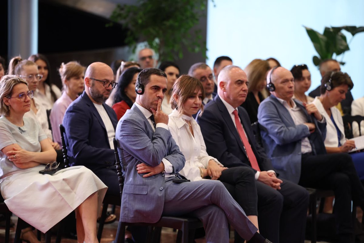HoxhaFer's tweet photo. 🇦🇱🇪🇺 Ishte një kënaqësi e veçantë t'i bashkohesha Edicionit të III-të të Javës së Administratës Publike, organizuar nën kujdesin e koleges, Ministres @APirdeni, në panelin tematik "Karriera pa kufij: Administrata shqiptare më pranë Brukselit". E thënë ndryshe, shërbimi publik që duam. 

📌 Në zemër të këtij procesit transformativ të zhvillimit qëndron një e vërtetë e thjeshtë: një shtet është aq i fortë dhe i përgjegjshëm sa është funksionale dhe e aftë administrata e tij. Vetëm një #administratë profesionale, me integritet dhe e qëndrueshme, mund të garantojë zbatimin e reformave, shërbimin cilësor ndaj publikut dhe realizimin e objektivave strategjikë të vendit.

📌 Shqipëria ka bërë hapa të rëndësishëm në modernizimin e administratës publike, duke ndërtuar një sistem gjithnjë e më të bazuar në meritë, profesionalizëm dhe përgjegjshmëri. Megjithatë, ky nuk është një proces me një pikë mbërritjeje. Përkundrazi, ai bëhet edhe më kërkues ndërsa avancojmë në rrugën drejt anëtarësimit në Bashkimin #Evropian.

📌 Anëtarësimi në BE është proces që ndërtohet hap pas hapi, përmes vullnetit politik, përmes institucioneve të forta, por edhe praktikave të mira administrative dhe, mbi të gjitha, përmes njerëzve që punojnë çdo ditë në shërbim të qytetarëve. Prandaj, sot mund të themi me bindje se administrata publike shqiptare është në një proces të thellë transformimi evropian. 

📌 Gjatë procesit të #negociatave është krijuar një brez i ri nëpunësish publikë me ekspertizë të specializuar mbi acquis communautaire, metodologjinë e zgjerimit dhe koordinimin ndërinstitucional. Ky kapital njerëzor përfaqëson sot me njnjë nga asetet më të çmuara të shtetit shqiptar. Shqiptarët kanë arsye të jenë krenarë për skuadrën e tyre evropiane, për ekipin negociator dhe për administratën që ka dëshmuar se zotëron jo vetëm kapacitetet profesionale, por edhe besueshmërinë për të çuar përpara një proces kaq kompleks dhe vendimtar për të ardhmen e vendit. 

📌 Ndërsa i afrohemi anëtarësimit, administrata jonë duhet të punojë çdo ditë me mendësinë e një administrate të një shteti anëtar. Kjo do të thotë më shumë #profesionalizëm, më shumë përgjegjësi dhe një kulturë institucionale që kupton se nesër do të kemi detyrën të mbrojmë jo vetëm interesat kombëtare të #Shqipërisë, por edhe interesin e përbashkët evropian, si pjesë e procesit të vendimmarrjes në Bashkimin Evropian.

📌 Kjo kërkon edhe një evolucion të vazhdueshëm të mënyrës se si funksionon administrata jonë: metoda pune më bashkëpunuese dhe më ndërvepruese, institucione që ndajnë ekspertizën dhe përgjegjësinë, si dhe një sistem rekrutimi dhe zhvillimi në karrierë gjithnjë e më të bazuar në meritë. Vlerësimi i performancës duhet të mbështetet në kritere objektive dhe të matshme, ndërsa puna dhe përkushtimi i nëpunësve publikë duhet të marrin edhe vlerësimin dhe mirënjohjen që meritojnë nga shoqëria.

📌 Një administratë moderne nuk ndërtohet vetëm për ditën e anëtarësimit. Ajo ndërtohet që sot, me standardet, kulturën dhe përgjegjësinë e një vendi që e sheh veten jo vetëm në prag të Bashkimit Evropian, por tashmë pjesë të hapësirës së tij institucionale dhe të vlerave që ai përfaqëson.

📌 Në këtë kuadër, edhe shërbimi #konsullor, si pjesë integrale e shërbimit publik, do të vazhdojë të transformohet, të përmirësohet, në përputhje me standardet më të mira evropiane, për të garantuar në çdo kohë shërbime më cilësore, më të shpejta, më efikase dhe sa më pranë qytetarëve. Njëkohësisht, ai do të forcojë më tej përfaqësimin dinjitoz të #Shqipërisë dhe mbrojtjen e të drejtave dhe interesave të qytetarëve shqiptarë jashtë vendit.

#Shqipëria2030