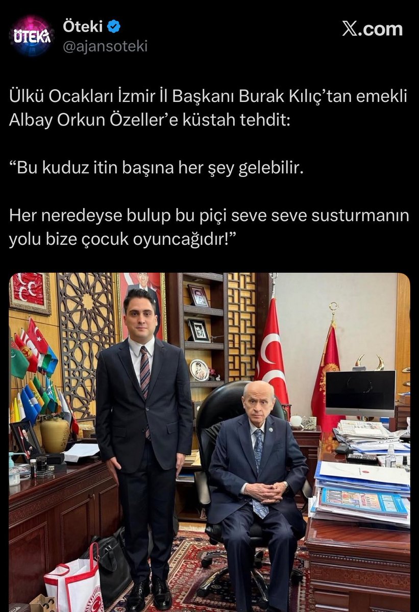 ajansoteki's tweet photo. Emekli Albay Orkun Özeller, kendisini ölümle tehdit eden İzmir Ülkü Ocakları Başkanı Burak Kılıç’ın aradan 10 ay geçmesine rağmen ifadesinin hala alınmadığını belirterek duruma tepki gösterdi: 

“Hukuk devletimiz 10 aydır şunun ifadesini alamadı. 

Kendisi de zaten azıcık delikanlı olsaydı gider ifadesini verirdi. Kıvırmazdı. 

Sayın İçişleri ve Adalet Bakanlığı istediğiniz zaman insanların  anında ters kelepçeyle ifadesini alabiliyorsunuz. 

Burak Kılıç  isimli T.C vatandaşının adı birçok suç dosyasında geçmesine karşın neden ifadesi bile alınamıyor. 

Birileri tarafından  mı korunuyor? Yoksa bana bir saldırı yaptırmasını mı bekliyorsunuz?”

👉🏻(İzmir Ülkü Ocakları Başkanı Burak Kılıç’ın Sinan Ateş cinayetinde, Ateş’in evinin adresini ve oturduğu sitenin fotoğraflarını cinayetin azmettiricisi Tolgahan Demirbaş’a gönderdiği ortaya çıkmıştı.)