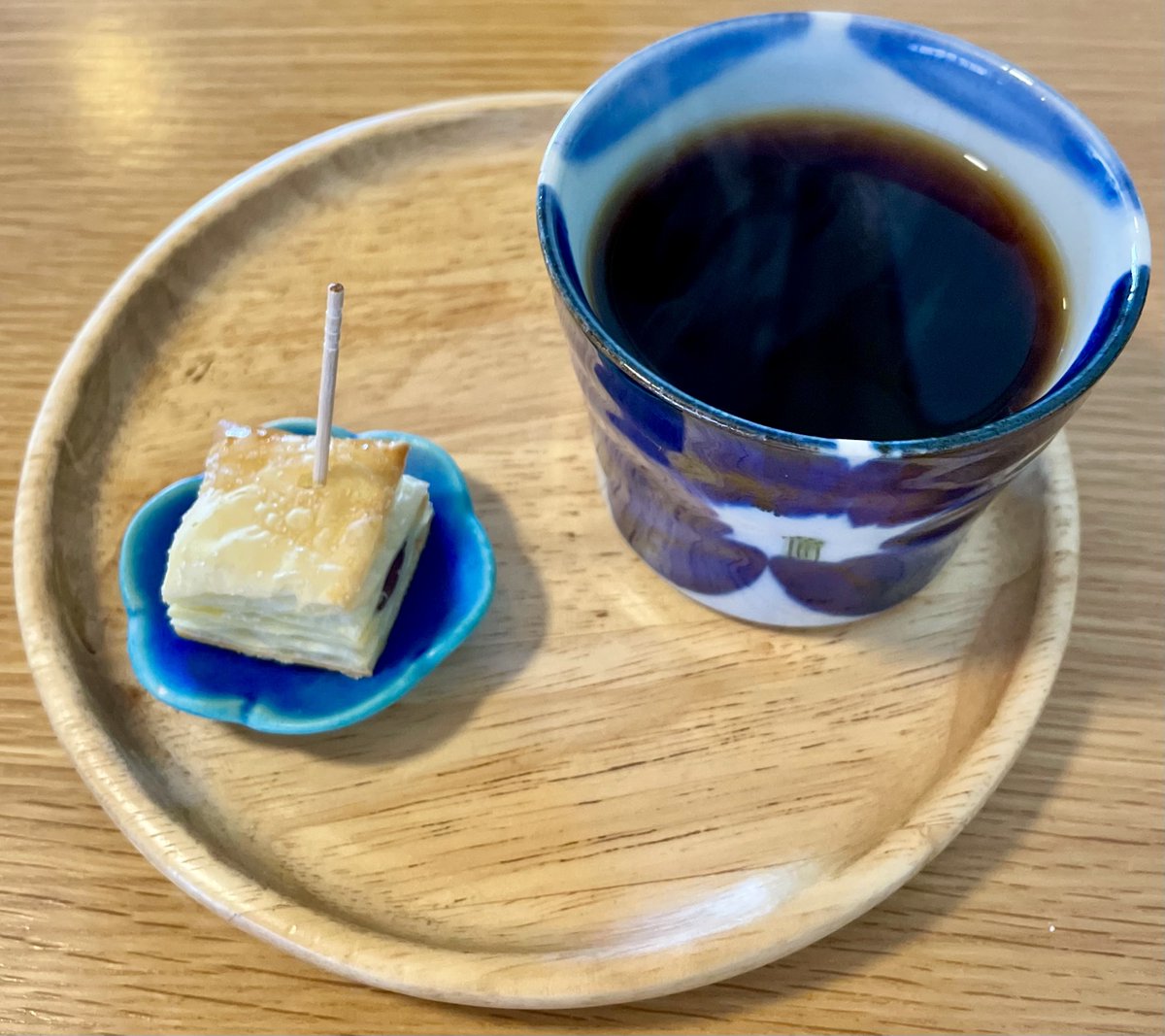 birdrush's tweet photo. 「そのうちcafe SNC」で「カレーライス」「ホットコーヒー」を頂きました🍛☕︎ 美味しかったです。いつか手に取って読んでみたいと思ってた「ハンケイ500m」が置いてありました。

#鳥急ぎ https://t.co/JgORHxuaXe