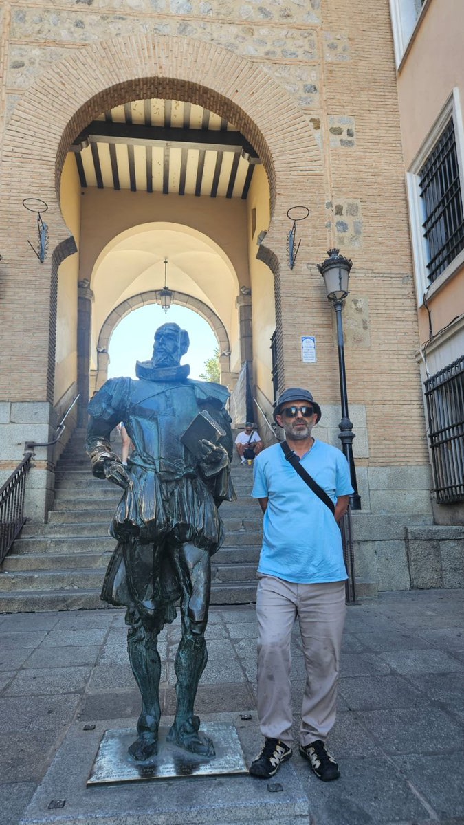 ztaskulak's tweet photo. Toledo'da Cervantes'e rastladım. 
"Don Kişot"u yeniden yazmayı tartıştık. 
Bu defa düşman yel değirmenleri değil.

#Toledo, #İspanya, #cervantes,  #Sançopança, #Dolsinea, #egitimbirsen https://t.co/em9Lh5mlt7
