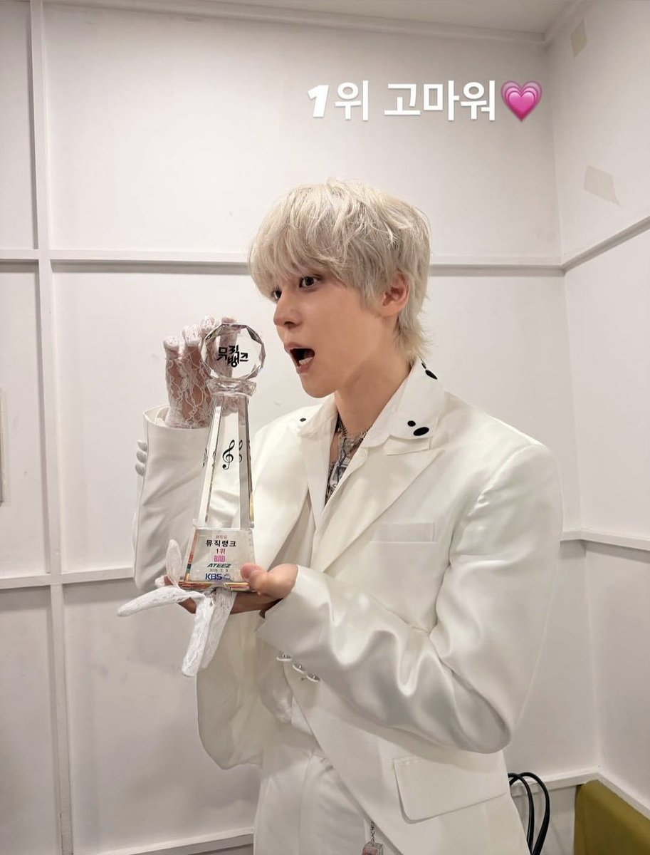 monglestar's tweet photo. 내 가수가 일위가수라니 축하해 🫳🫳🫳🫳🫳🫳🫳🫳🫳 메가히트곡 배드 ㄱㅂㅈㄱ https://t.co/MZYVHW1whJ