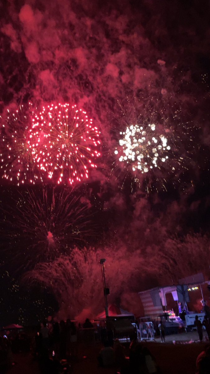 TnMatthewAllen's tweet photo. Spectacular fireworks in Smyrna Tn. First night of the 250th weekend https://t.co/wXyVPpNeJT