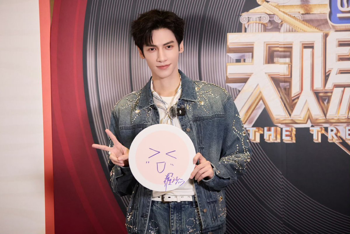Summerscent93_'s tweet photo. ✌️ #LuoYunxi https://t.co/jRrh3EX0W2