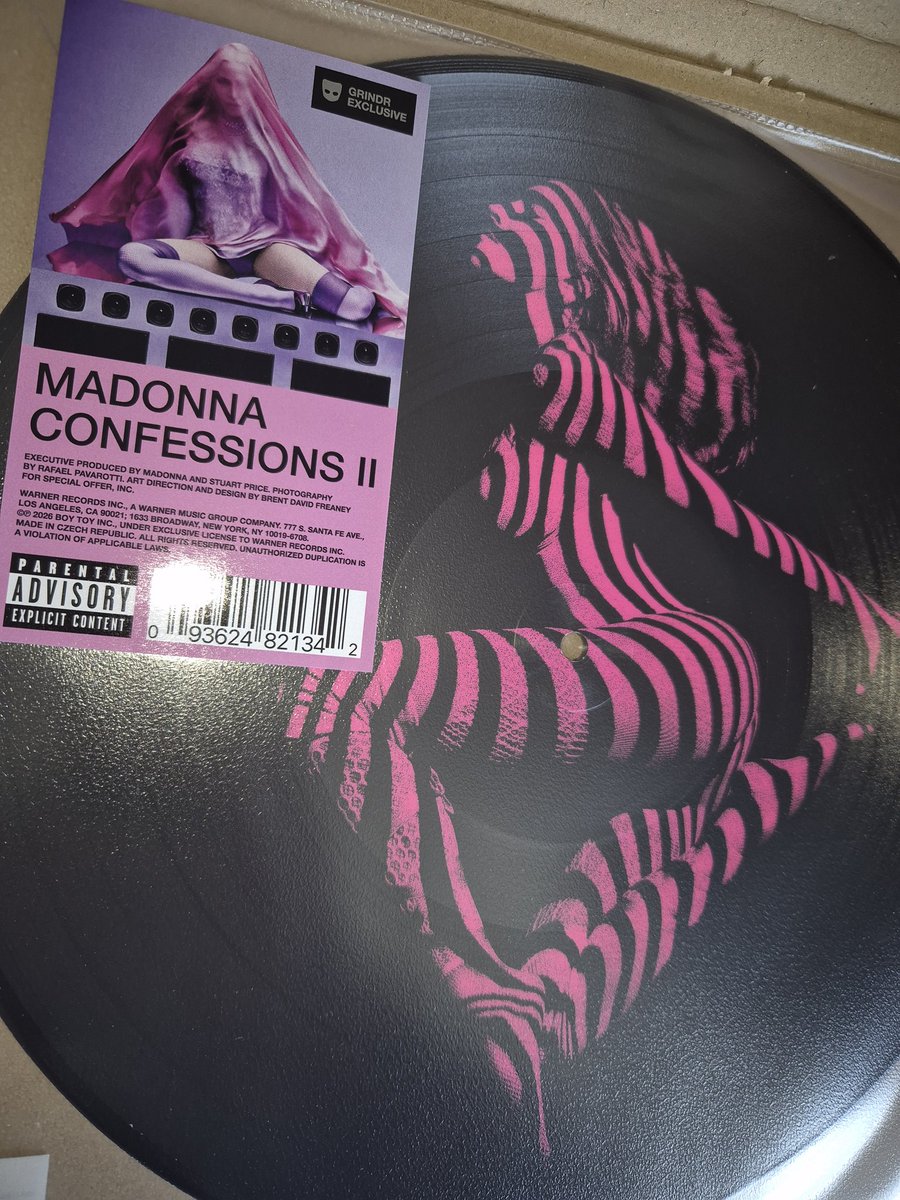 finalboy94's tweet photo. First Of 3 Confessions II Preorders Have Arrived! How Beautiful Is This Picture Disc! #Madonna #ConfessionsII https://t.co/6sWlvf1vEa