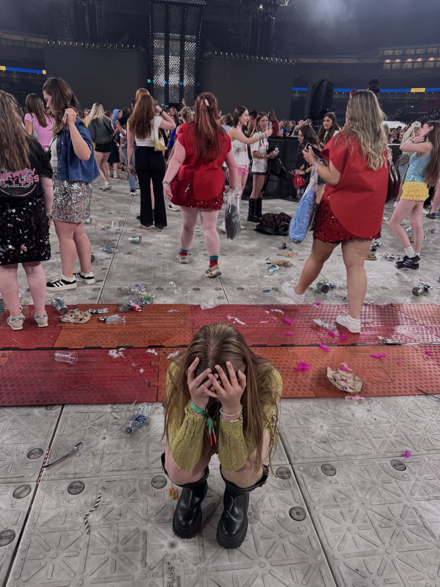 heavenIyts's tweet photo. HI @HSHQ It’s my first time in the disco pod tonight, and it would genuinely be a dream to capture the night through your lens!📸🪩I’ll be there with a friend I met through Harry in 2017, so I already know it’ll be emotional🥺 we are ready to loose our voices and dance all night! https://t.co/6YdddAtauq