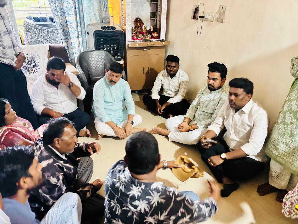 MeGajananKale's tweet photo. भावपूर्ण श्रद्धांजली सोनमताई ...

नवी मुंबई महानगरपालिकेच्या ऐरोली येथील राजमाता जिजाऊ माता-बाल रुग्णालयातील डॉक्टरांनी दिलेल्या इंजेक्शनमुळे घणसोली येथील आठ महिन्यांची गर्भवती सौ. सोनम करण डोंगरे आणि त्यांच्या गर्भातील बाळाचा दुर्दैवी मृत्यू झाल्याची अत्यंत वेदनादायी घटना घडली ... 

आज त्यांच्या राहत्या घरी जाऊन  कुटुंबीयांची सांत्वनपर भेट घेतली व त्यांना धीर दिला. सोनम डोंगरे आणि जग पाहण्यापूर्वीच वैद्यकीय व्यवस्थेच्या हलगर्जीपणामुळे मृत्यू झालेल्या त्यांच्या निष्पाप बाळाचा हा बळी असून, या प्रकरणातील दोषींवर कठोर कारवाई होईपर्यंत महाराष्ट्र नवनिर्माण सेना गप्प बसणार नाही, असा ठाम शब्द कुटुंबीयांना दिला ... 

पीडित कुटुंबाला न्याय मिळवून देण्यासाठी मनसे त्यांच्या पाठीशी खंबीरपणे उभी राहील ...
