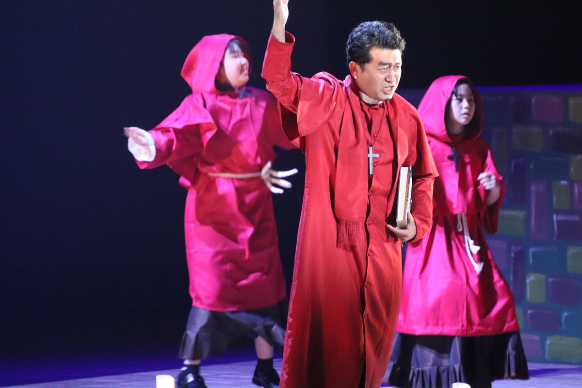 hububyunsn's tweet photo. あんまり見た目良い方ではないけど、衣装と山形美容専門学校さんのメイクと照明で良さげにしてもらった所を、山形大学まちの記憶を残し隊の皆様に沢山写真撮ってもらいました。
自分らの様子をあんまり見ることないので新鮮。
たまにはこういうのもいいよね。
メイクしてくれたセナキンを添えて。 https://t.co/f7GoWEKvh5