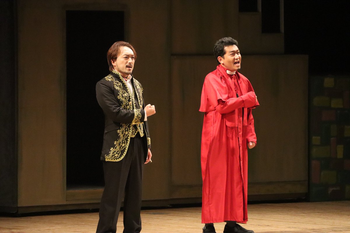 hububyunsn's tweet photo. あんまり見た目良い方ではないけど、衣装と山形美容専門学校さんのメイクと照明で良さげにしてもらった所を、山形大学まちの記憶を残し隊の皆様に沢山写真撮ってもらいました。
自分らの様子をあんまり見ることないので新鮮。
たまにはこういうのもいいよね。
メイクしてくれたセナキンを添えて。 https://t.co/f7GoWEKvh5