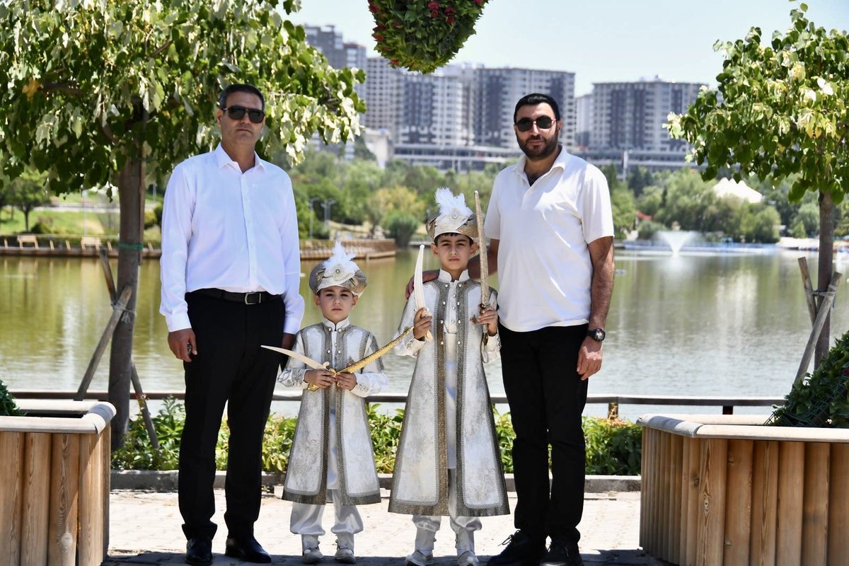 EEkurusu's tweet photo. Elğaç Ekürüsü'nün iki yiğidi Ali ve Alparslan dün sünnet oldular. İnşallah dedelerinden ve babalarından aldıkları at sevgisini ve Şanlıurfa'nın köklü atçılık geleneğini yarınlara taşıyacaklar. Allah bahtlarını açık, ömürlerini hayırlı eylesin. Maşallah yiğitlerimize. https://t.co/DVN3N9RhWA