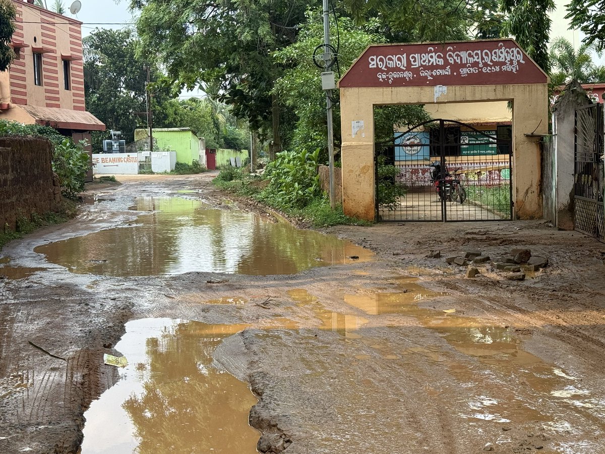 Srikantortho's tweet photo. This is the scene infront of a primary school, Ranasinghpur near AIIMS hospital. Since months kids wade through mud water and go to school.

Are we really living in state capital of odisha, #bhubaneswar 

@AprajitaSarangi @CMO_Odisha @bmcbbsr @BSCL_BBSR @BBSRBuzz @DebabrataTOI https://t.co/kOEbdISzUm