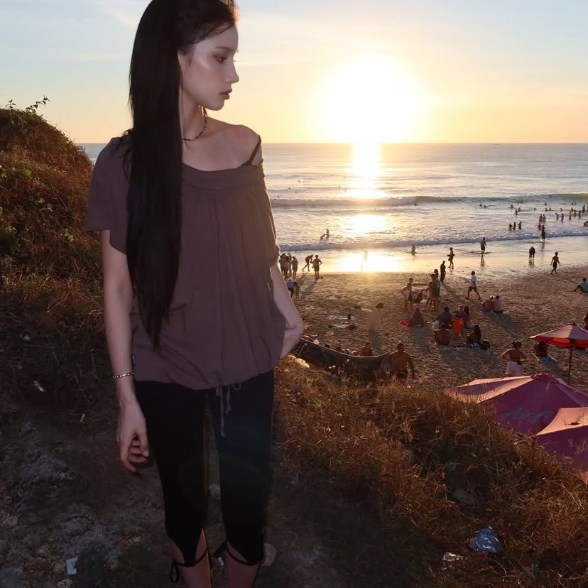 BARBIEHlYYlH's tweet photo. watching sunset 🌅☀️ #HUENING_BAHIYYIH #휴닝바히에 #HIYYIH #히에 https://t.co/MA8cTmjLUv