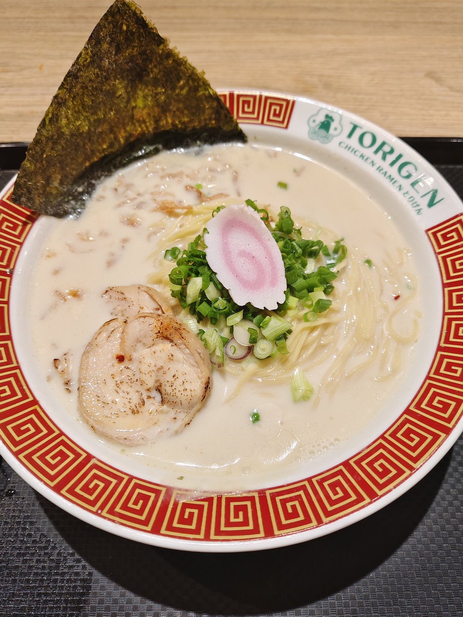 msialifejp's tweet photo. 行くたびローカルで賑わっていたのを見て期待して行ってしまった鳥源ラーメン。同じハラルorムスリムフレンドリーラーメンでも、清六家は美味しいのに、鳥源は不味かった…味が全然ない。塩味すらしない。Lot10の支店で食べたが、隣の9.9ラーメンの方がまだ美味しい。（個人感想）
#マレーシア https://t.co/EuFuAtXLQC