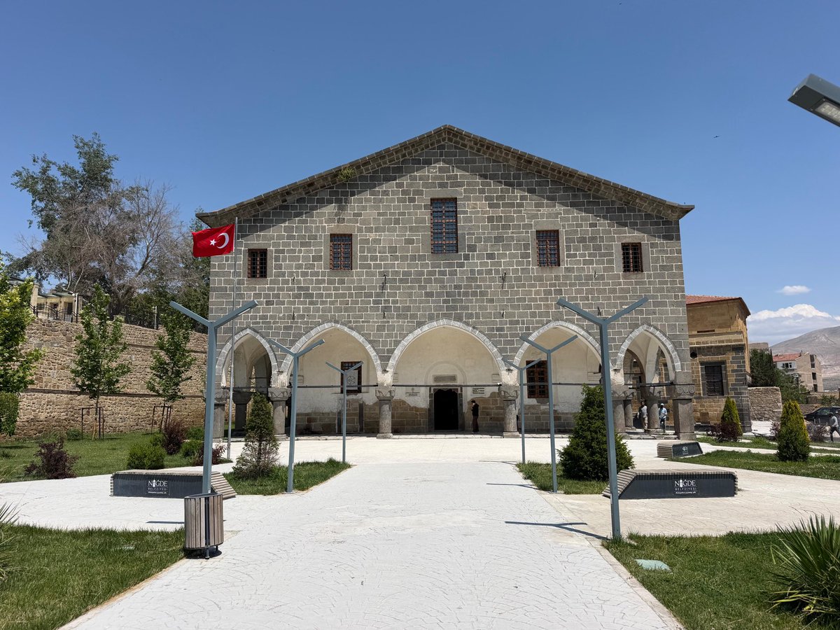 selimgultekn51's tweet photo. 💫İki önemli eser ;

🕌 Restorasyon ve güçlendirmesi biten tarihi Sungurbey Camimizde cuma namazımızı eda ettikten sonra,

📚 Restorasyonu tamamlanarak açılan Kale 100. Yıl Halk Kütüphanesini ziyaret ettik

CB’mız @RTErdogan’a,Bakanımız @MehmetNuriErsoy’a şükranlarımızı sunuyoruz https://t.co/fMQzlOpdgy