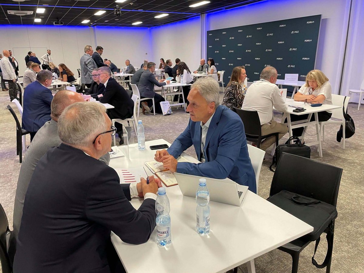 PGZ_pl's tweet photo. 📍 #Lublin | VII Regionalne Forum Polskiego Przemysłu Zbrojeniowego
Blisko 200 przedsiębiorców zainteresowanych współpracą z Grupą @PGZ_pl wzięło udział w VII Regionalnym #ForumPPZ, które odbyło się 3 lipca w Lublinie.
🗣️ – Potrzebujemy szerokiej i sprawnie funkcjonującej sieci kooperantów w całej Polsce. Wspólnie mamy szansę zbudować odporniejsze krajowe łańcuchy dostaw bazujące na potencjale krajowych przedsiębiorców – podkreślił Prezes PGZ S.A. @AdamLeszkiewicz.
🏭 W forum uczestniczyli również przedstawiciele spółek Grupy PGZ:
✈️ Wojskowe Zakłady Lotnicze Nr 1 S.A. Oddział w Dęblinie
⚙️ Huta Stalowa Wola S.A. Oddział w Dęblinie
🔧 @PGZ_MESKO_SA Wydział w Kraśniku
Podczas wydarzenia omówiono https://t.co/rrtbLIpqGN.:
✅ zasady certyfikacji bezpieczeństwa
✅ procedurę kwalifikacyjną dostawcy
✅ wymagania jakościowe
✅ aktualnie poszukiwane komponenty i usługi
🤝 Bardzo ważnym elementem wydarzenia były indywidualne i bezpośrednie rozmowy biznesowe z przedsiębiorcami zainteresowanymi współpracą. Podczas spotkań szczegółowo omawiano możliwości wspólnych działań, a także przeprowadzano wstępną kwalifikację firm zainteresowanych wejściem do łańcucha dostaw Grupy PGZ.
📅 Z kolejnymi wydarzeniami wrócimy po wakacyjnej przerwie. Bądźcie z nami!