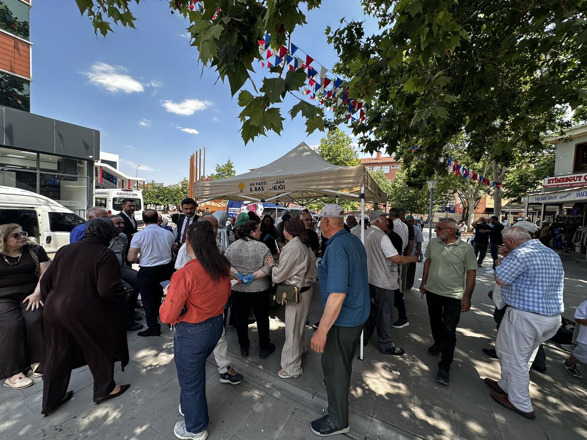 kurtcancelebi's tweet photo. 📍Etimesgut

Cuma namazının ardından kıymetli hemşehrilerimizle bir araya gelerek aşure ikramında bulunduk.

Muhabbeti, paylaşmayı ve bereketi simgeleyen aşurenin; birlik ve beraberliğimizi daim kılmasını temenni ediyorum.

Rabbim kabul etsin. https://t.co/lvLtR7hotU
