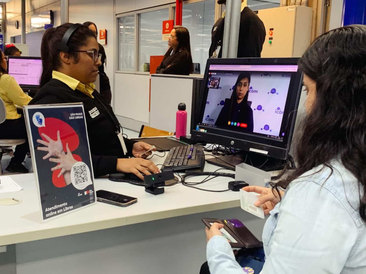 marcoscostaadv's tweet photo. A inclusão também se fortalece nas urnas.

Renovamos a parceria entre a Secretaria de Estado dos Direitos da Pessoa com Deficiência e o TRE-SP para garantir que as pessoas surdas de todo o Estado tenham acesso à Central de Interpretação de Libras durante as eleições de 2026.

Desde o lançamento pelo Governador Tarcisio de Freitas, em 2024, o sistema ja atendeu 25 mil surdos, que se utilizaram da plataforma para acesso a serviços públicos do Estado.

Em 2024, promovemos pela primeira vez parceria com o TRE para as eleições municipais, beneficiando mais de 1,2 mil eleitores, promovendo autonomia, acessibilidade e o exercício pleno da cidadania. 

Agora, ampliamos esse compromisso para que ainda mais pessoas possam participar do processo democrático com igualdade de oportunidades.

A democracia é mais forte quando ninguém fica para trás. E é esse o compromisso do Governo de São Paulo: transformar inclusão em ação e garantir que todos tenham voz, participação e respeito.

#Libras #inclusão #Cidadania #TRESP #GovernoSP @governosp