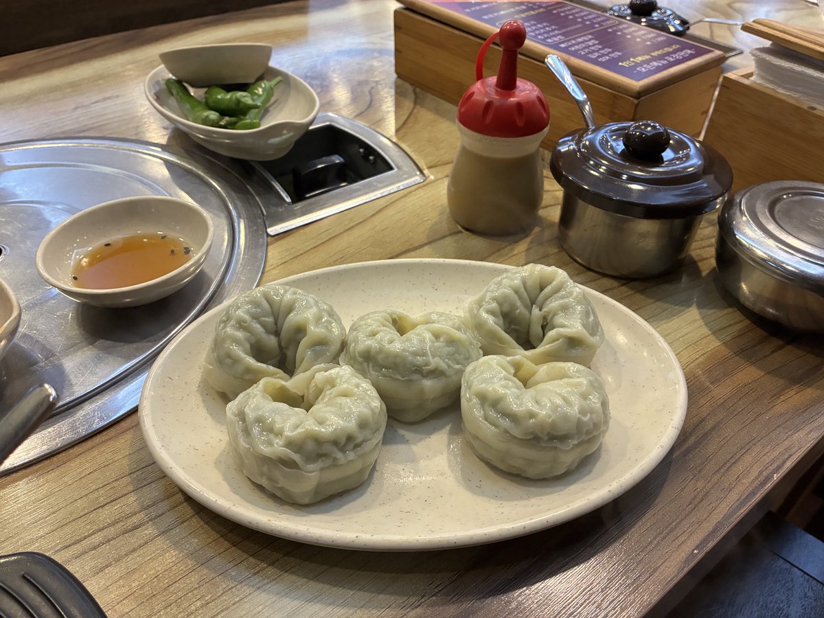 mobile_adviser's tweet photo. 肉餃子頼んだら一つ一つがバクダン💣みたいな餃子が出てきてびっくり。食べ切れるかなw https://t.co/Y4qpq58Ce0