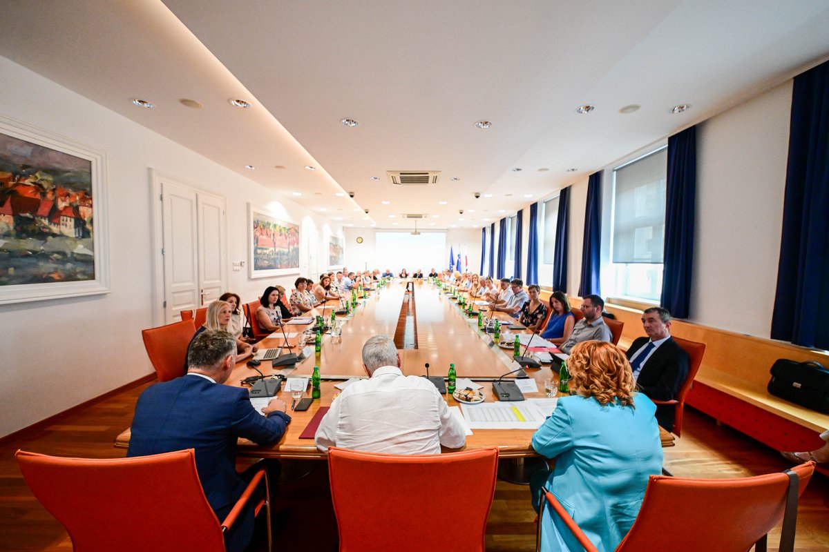 mlskrrSI's tweet photo. Ministrica dr. @MonikaKirbiRojs v Mariboru na srečanju z župani Podravja o razvojnih prioritetah regije, pripravi RRP in evropskih sredstvih. Cilj: manj birokracije, hitrejše odpravljanje administrativnih zastojev in več zaupanja regijam! https://t.co/Ycchx1MTNN
Foto: M. Pigac https://t.co/biNQFCr4xL