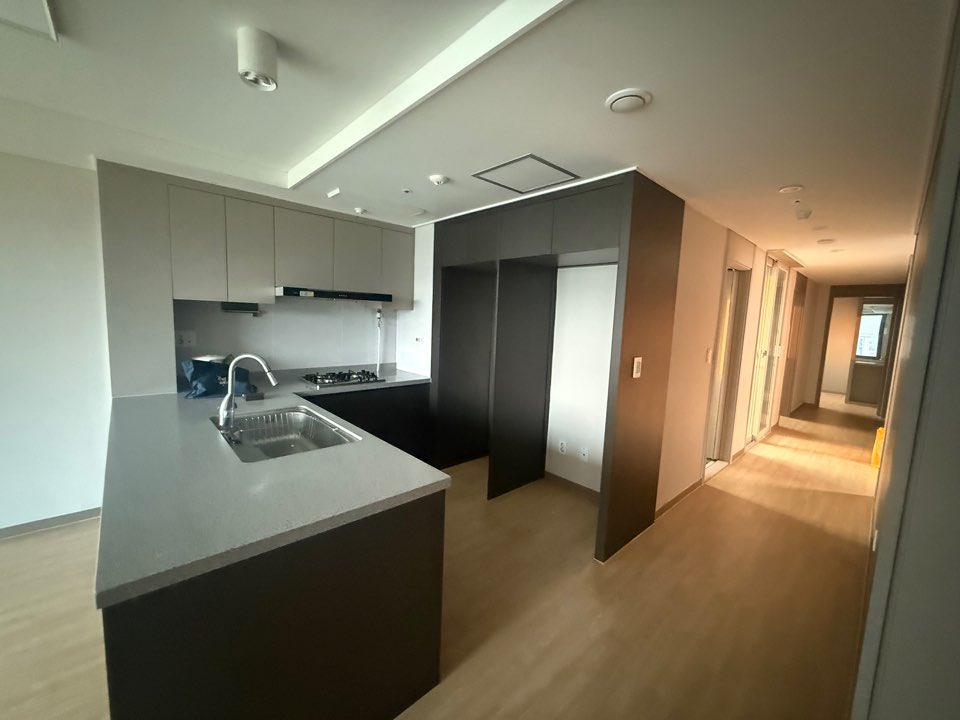 chapiik7's tweet photo. 韓国での新婚生活はワンルームからスタート🏠
その後2年間住んだこの家ともお別れ🥹

敷地内にゴミ捨て場があって、トイレも2つ。
対面キッチンで広々、しかも職場の目の前🤣

本当にお気に入りの家でした🫶
2年間ありがとう🤍 https://t.co/jrX32N3jss