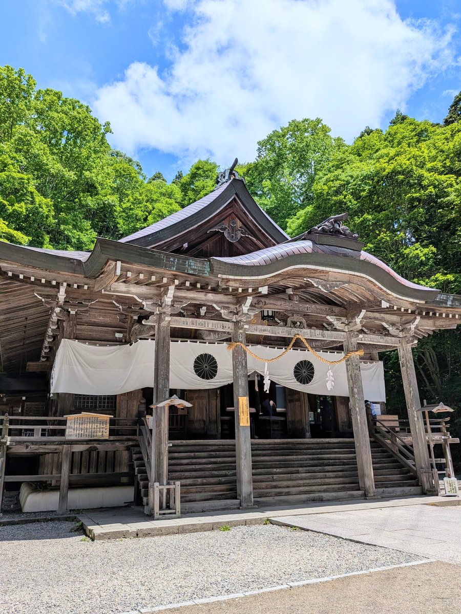 KUROSAN8's tweet photo. 6/5(金)　ツアー２日目

まずは戸隠神社の中社へ

ハルゼミの鳴き声を聴きながら境内を一回りした後、時間があったので小鳥ヶ池(後方は戸隠連山)まで行ってみたよ

#戸隠神社　#戸隠神社中社
#小鳥ヶ池　#戸隠連山 https://t.co/605gUct6DG
