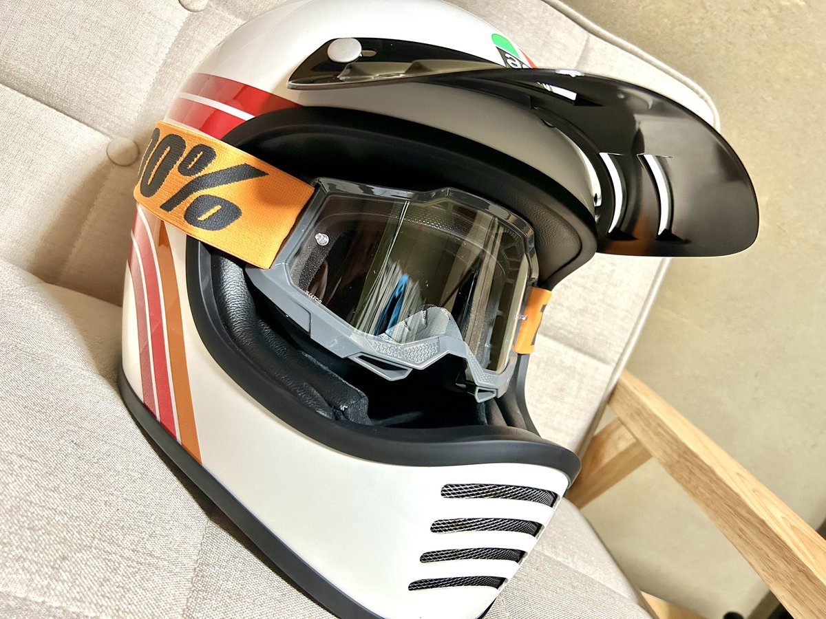sw_0810's tweet photo. 今使ってるゴーグルのクリアレンズ
無くしたのでわざわざ
新しいゴーグル買うヤツ…
なんかちっちゃくねって思ったが
色はいい感じにマッチしてんねぇ… https://t.co/99o5rdT9G8
